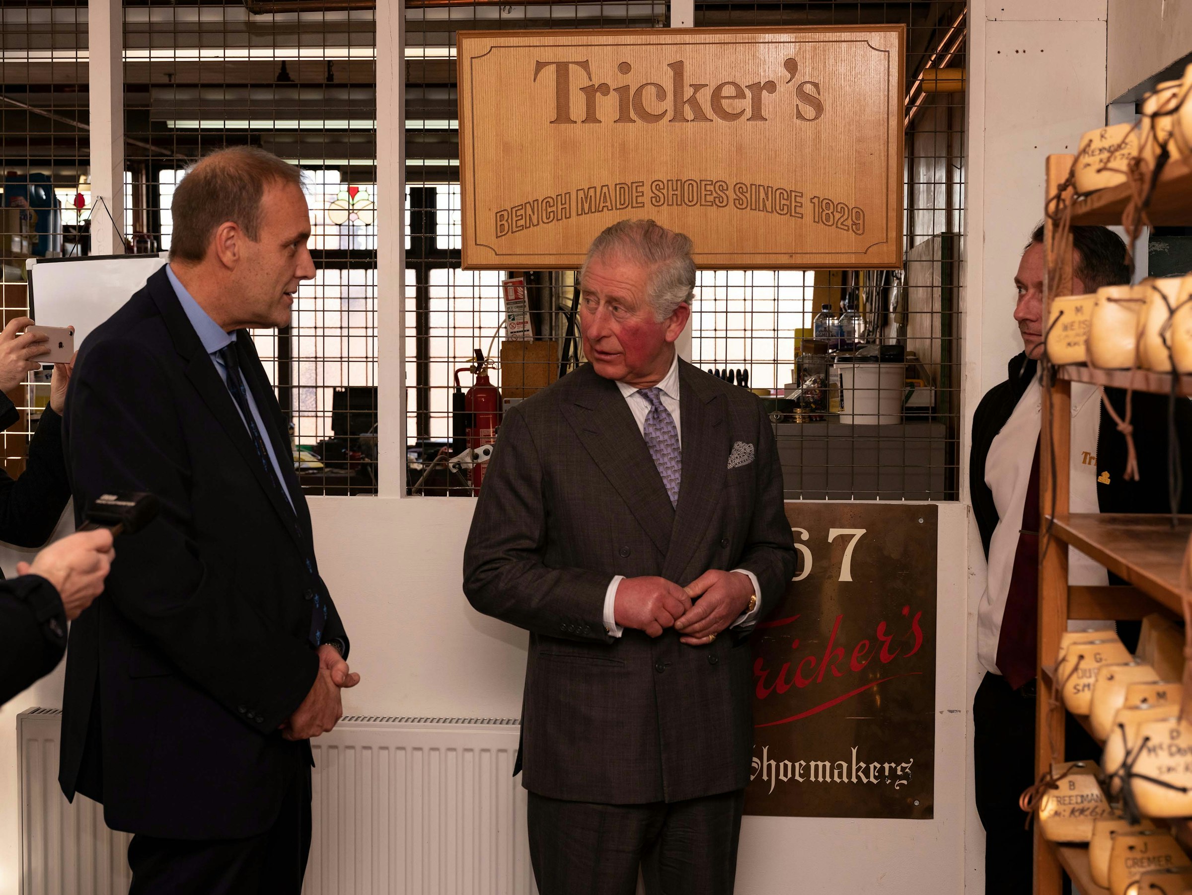 Tricker's本社を訪問した。皇太子時代のチャールズ国王