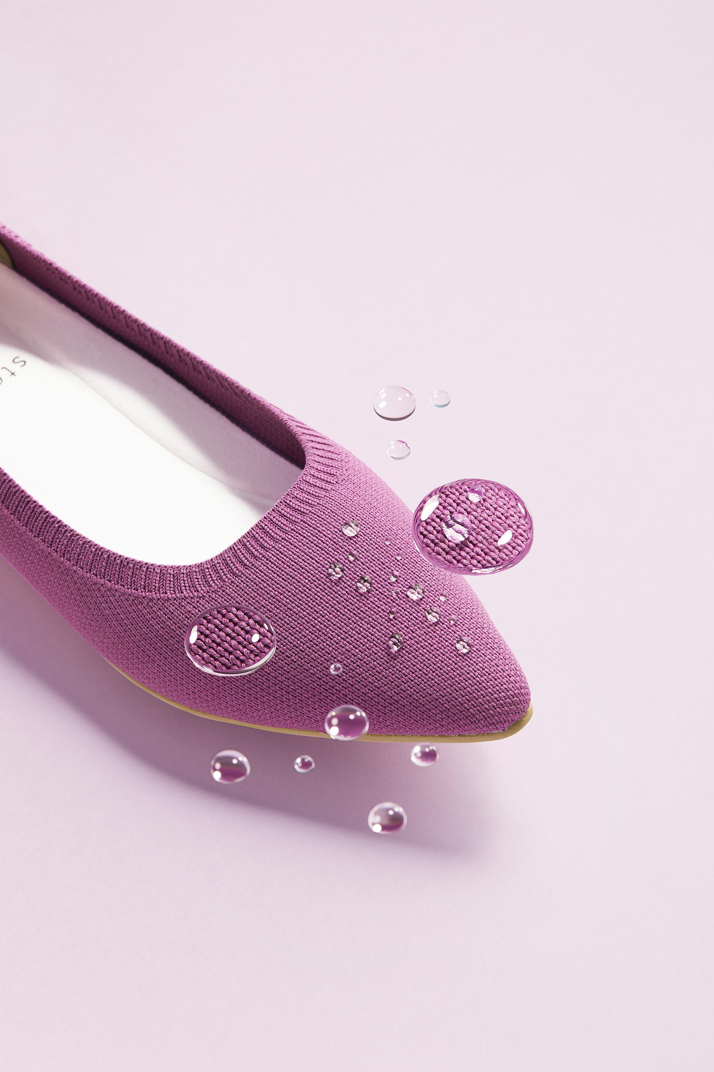 ニットとは思えない高い撥水性を確保