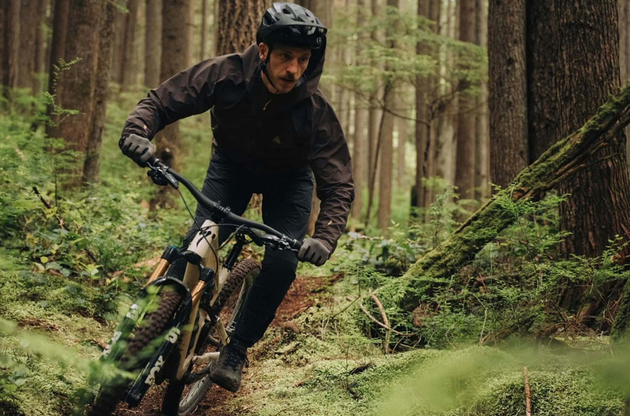 SKYPILOT JACKETの着用シーン