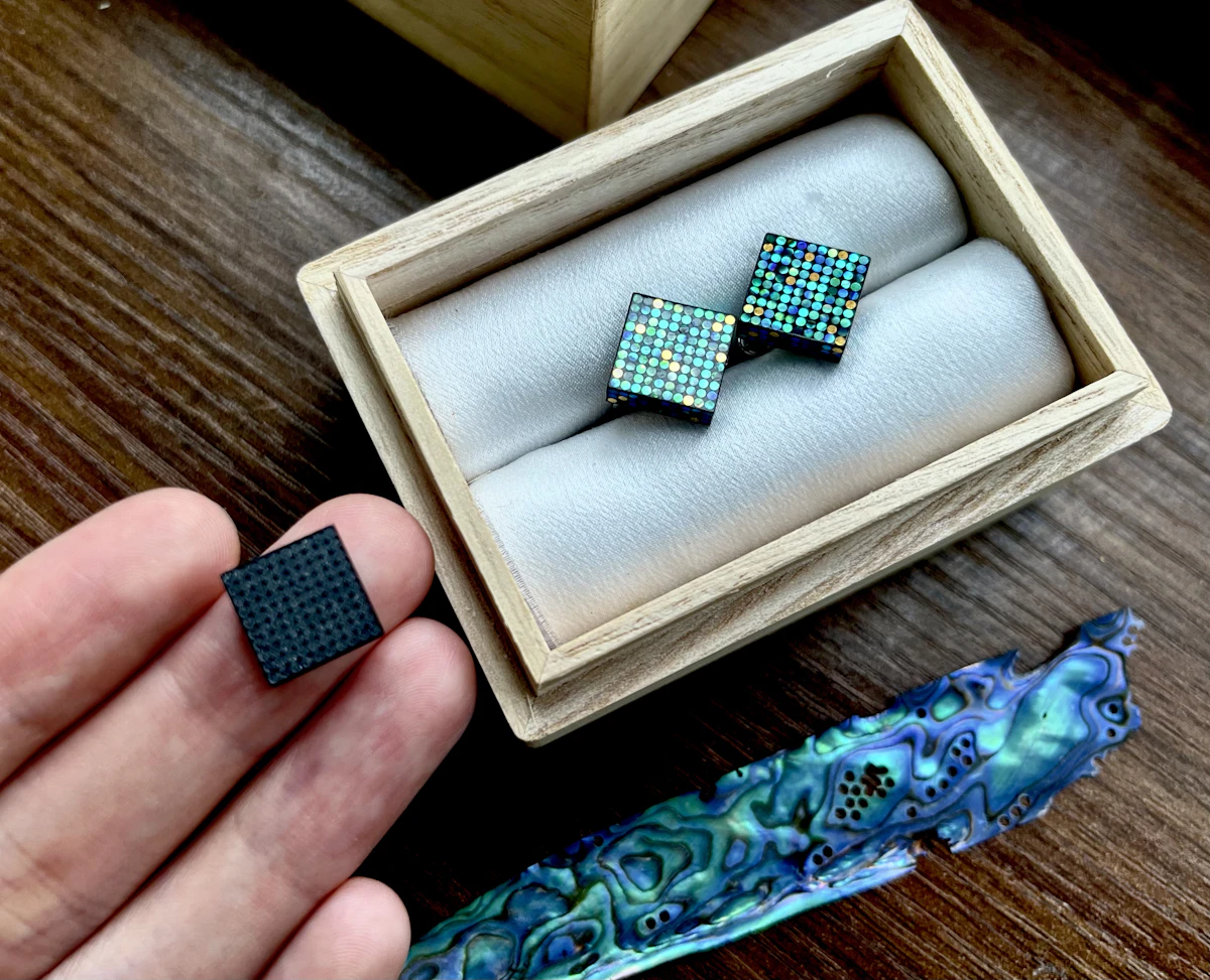 イヤリングの台座の型には3Dプリンターを活用する