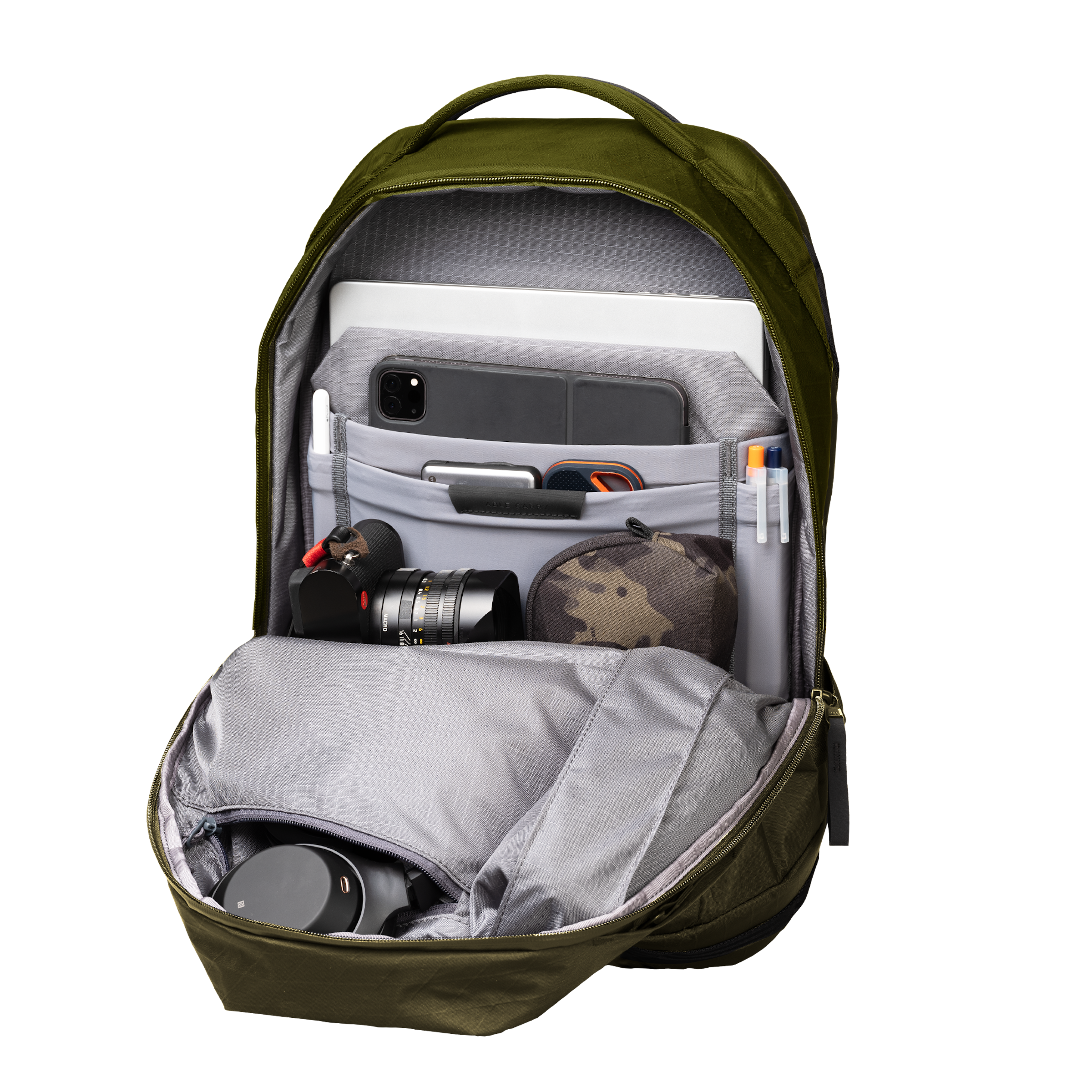 内側には多くのスリットやポケットがあり、荷物の整理もしやすい