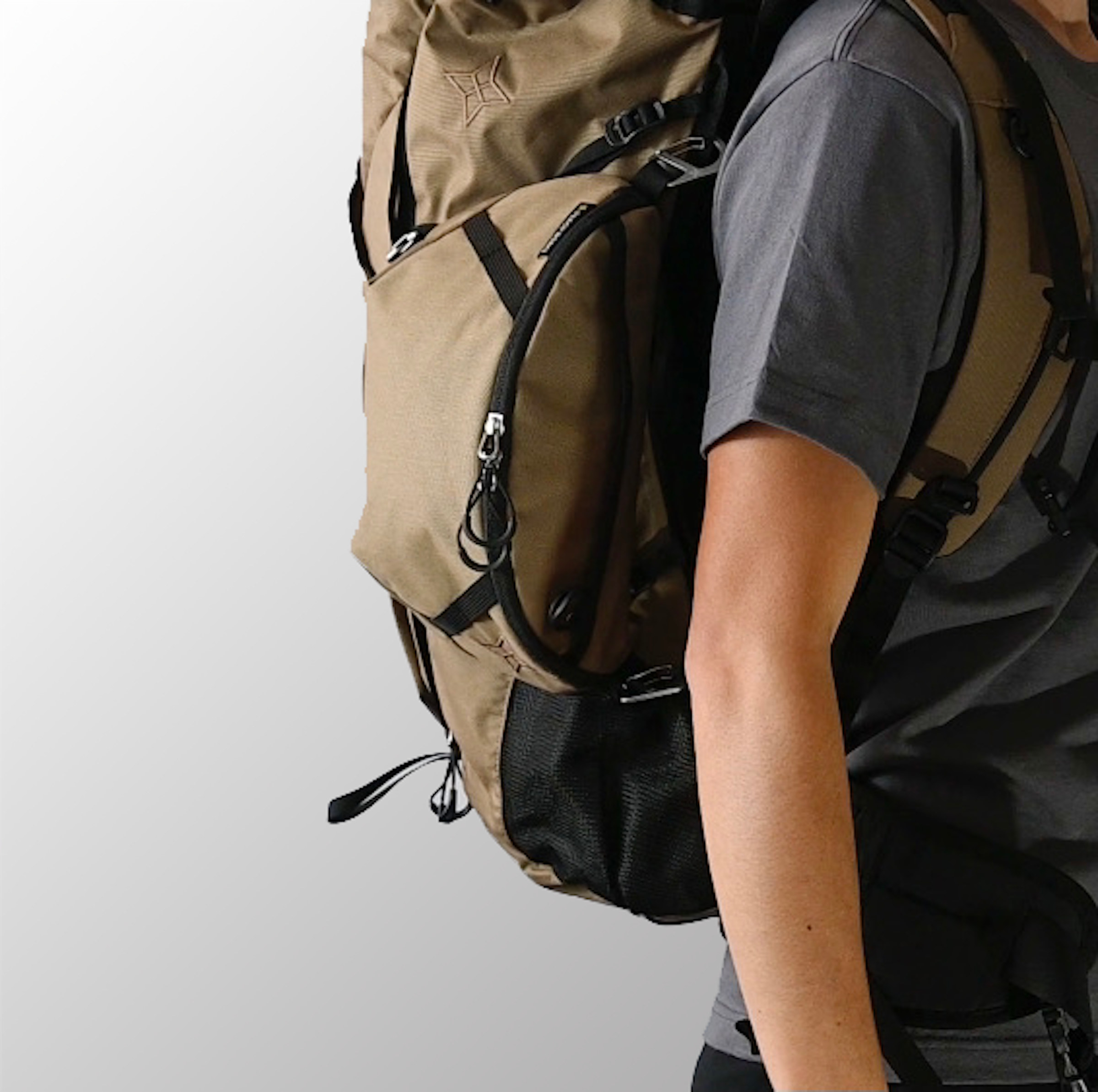 An example of hanging the 'Switch' vertically on the side of a backpack using a hook. No matter how you attach it, it's designed to look neat.