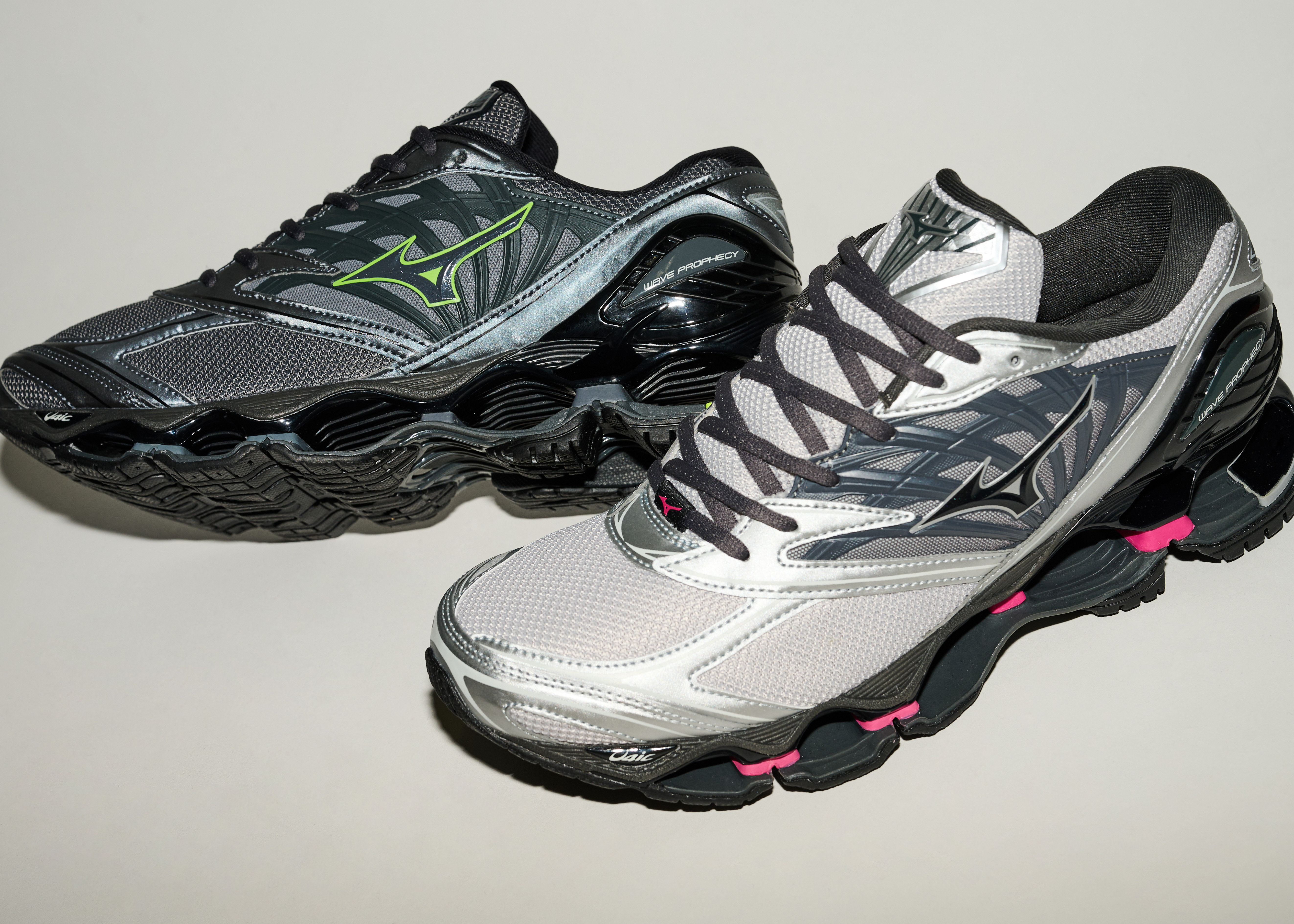 機能美あふれる旗艦モデル 「MIZUNO（ミズノ）」の 「WAVE PROPHECY LS