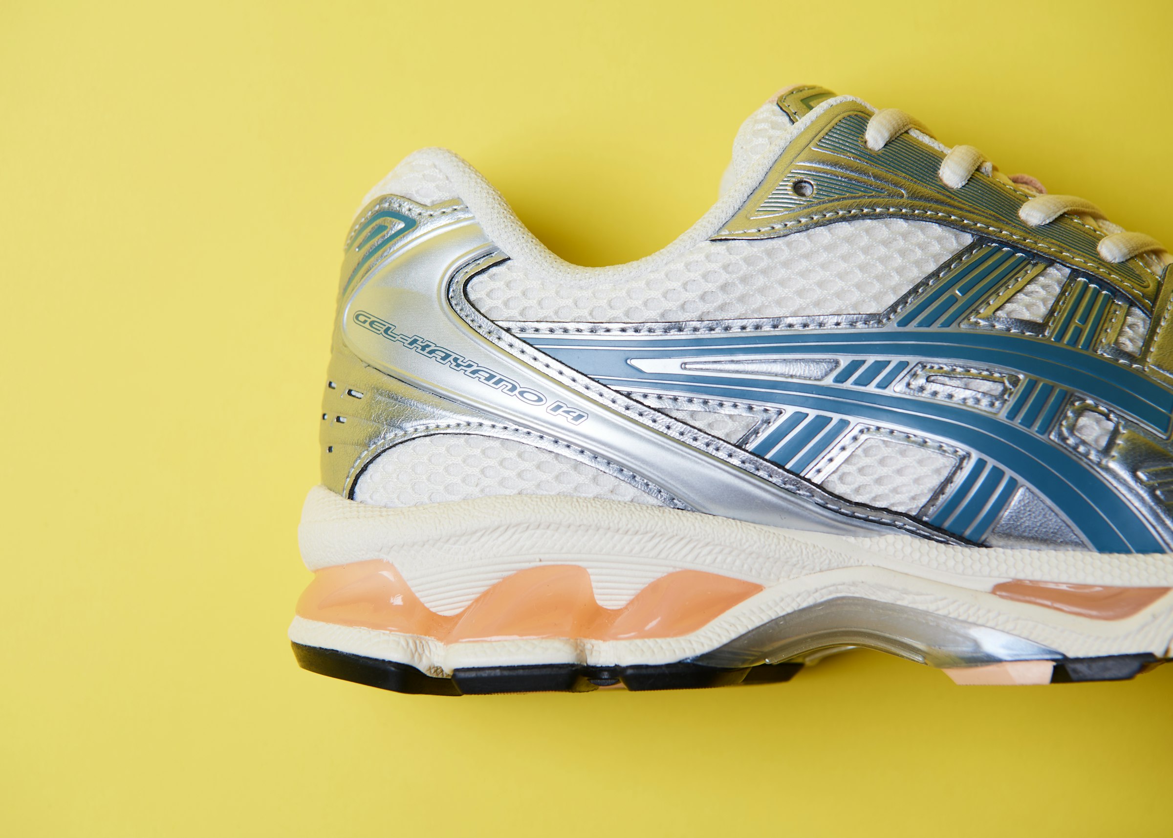 かかとに配置された“ゲル”は、クッション性と反発性を生むとともに、デザインベースとなる“閃光”も落とし込まれている。メッシュとシルバーのトゥガードも“Y2K”の流れを掴んだ要因となった