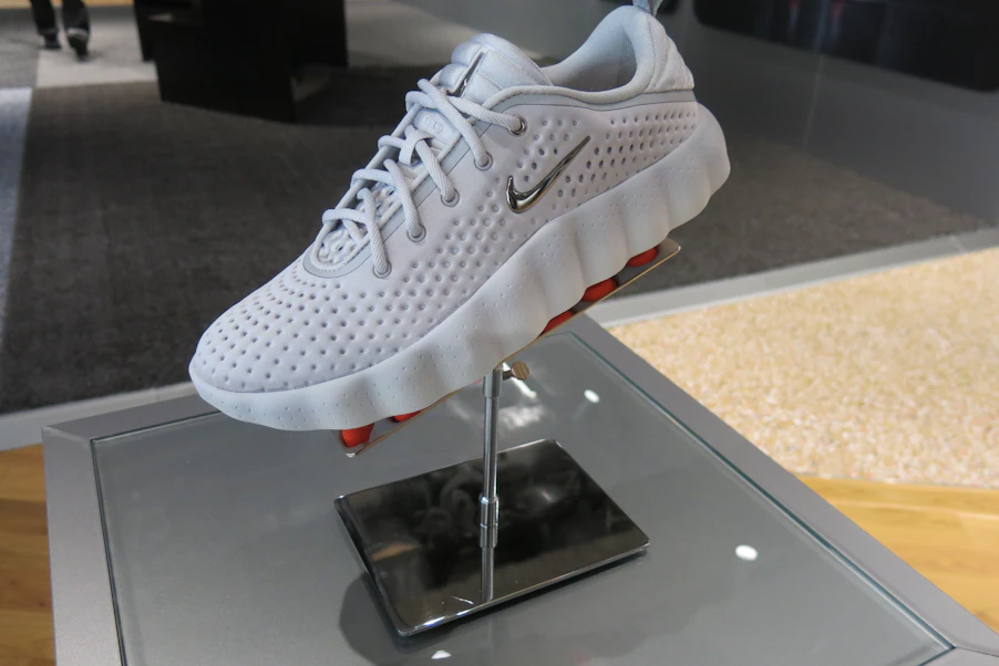 【小さめ】【新品未使用】NIKE ナイキ Nike Mind 神経科学に基づく「Nike Mind」とは 一体どんなフットウエアなのか