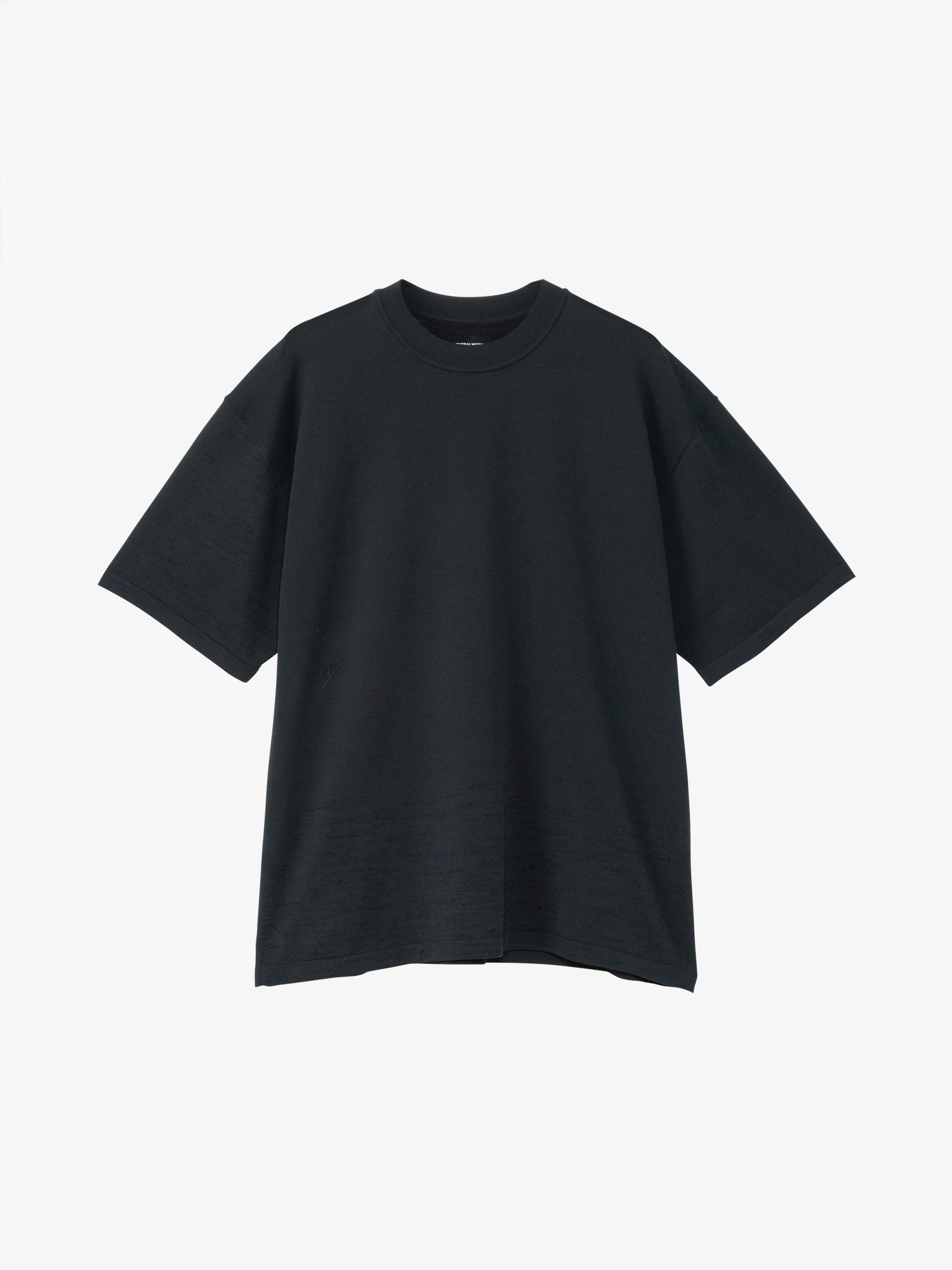 The "KOMERINA" short-sleeve crew knit, categorized under "MOVE." Boasting a relaxed box silhouette for ease of movement and comfort. Priced at 15,400 yen (tax included)