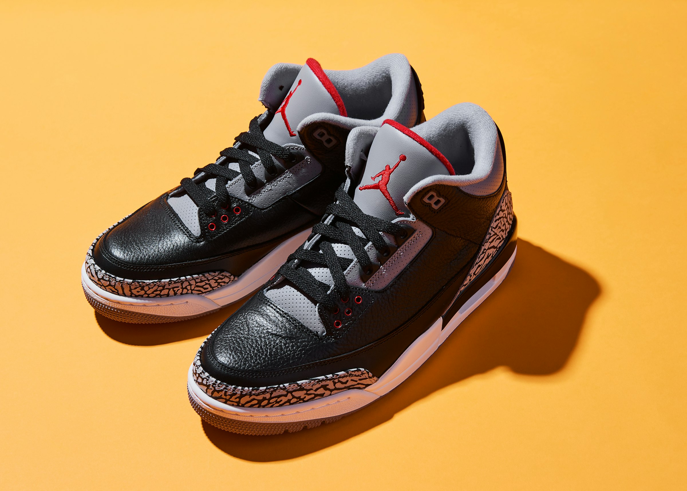 ティンカー・ハットフィールドとの初タッグとなった「エアジョーダン3」。ブラックはオリジナルカラーのひとつとして人気を誇る。こちらは2012年にリリースされた5度目の復刻版。33,000円（税込）