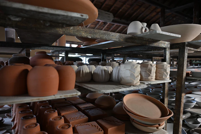 焼成前の素焼き、中間工程の素地<br>画像協力：卯山窯（株）卯山製陶