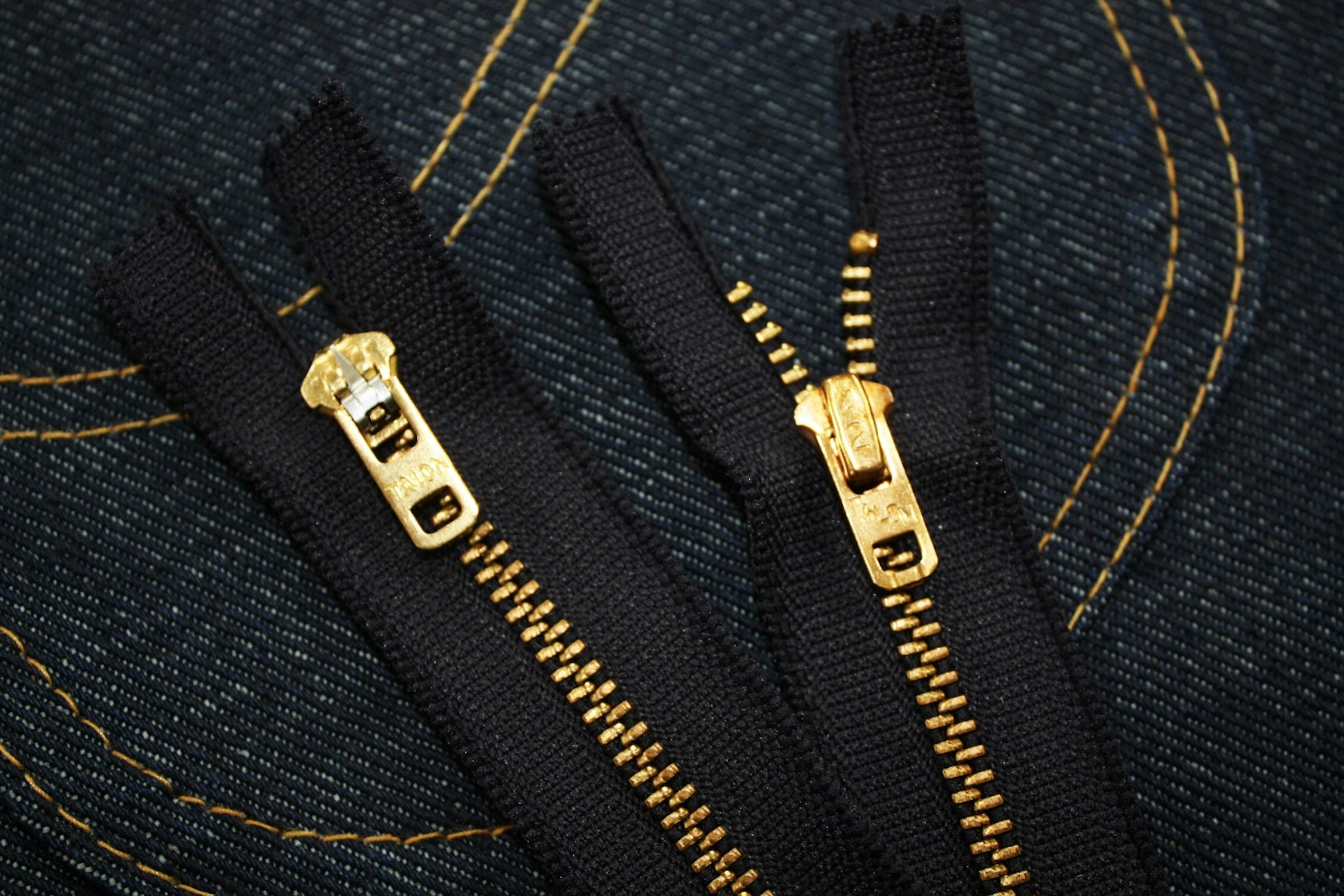 Representative pants zippers of the 1960s 'No.4 zipper' Left: TALON Claw Type Lock Zipper Right: TALON42 Zipper