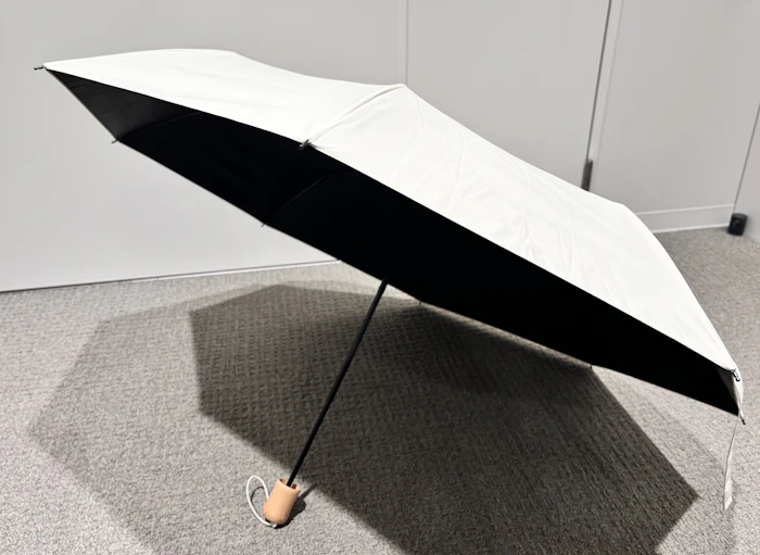 ユニクロ初の“遮熱日傘”は猛暑の救世主となるか？ 有明人工気象室でその実力を検証