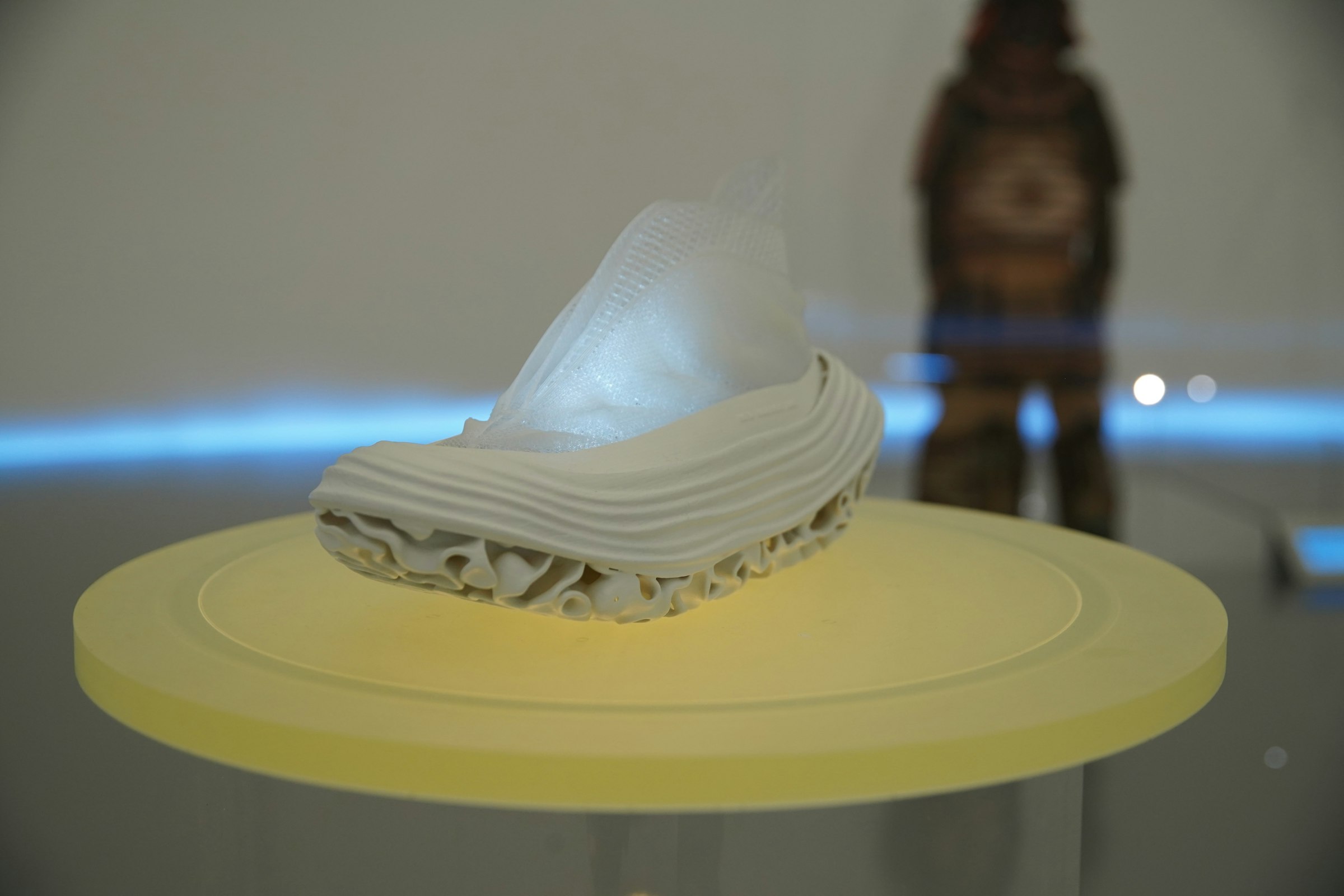 画像: HATRA × MAGARIMONO 《AURA Low》2022<br>「甲冑の解剖術ー意匠とエンジニアリングの美学」展示風景<br>photo by Muryo Homma (Rhizomatiks)
