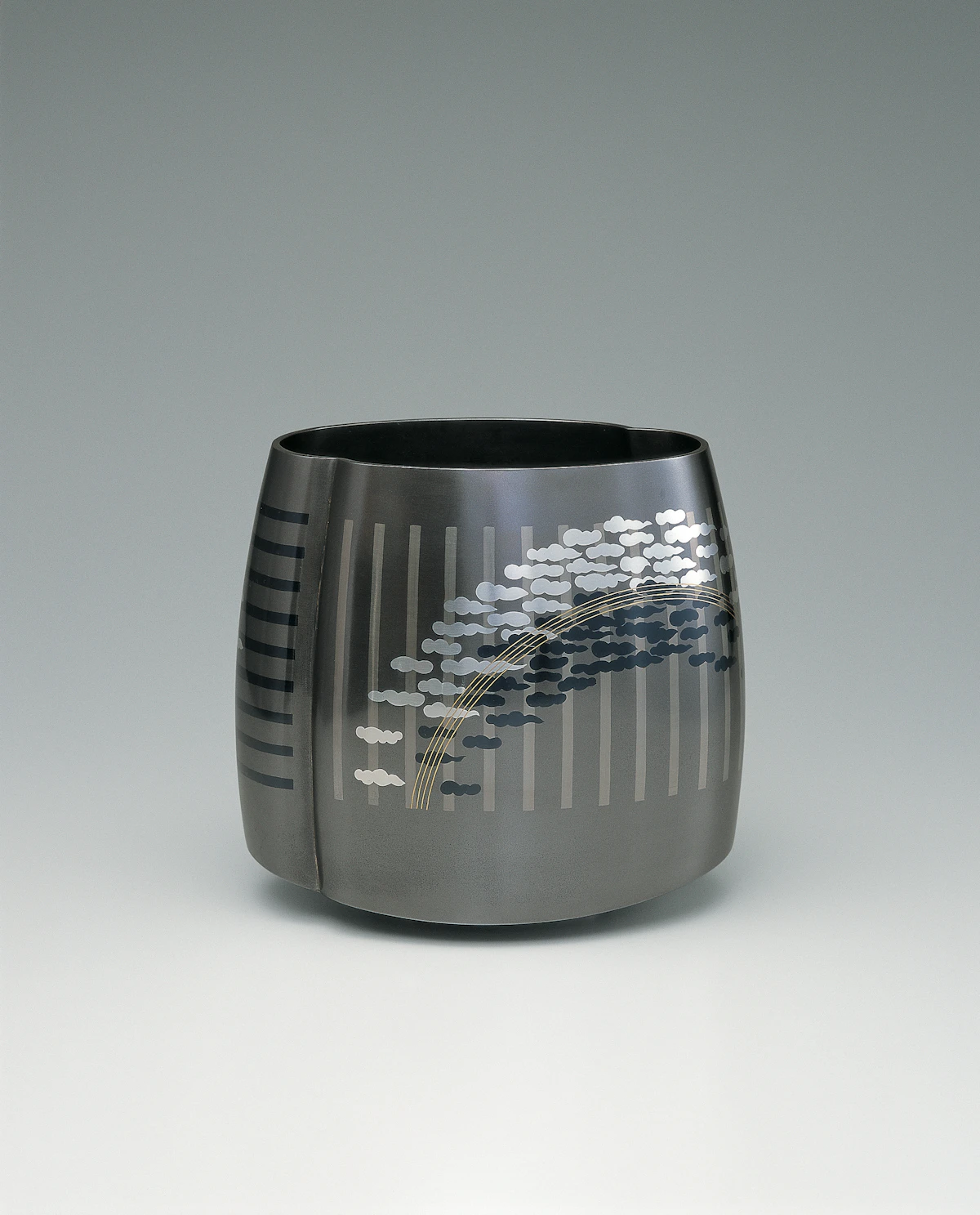 第52回日本伝統工芸展<br>象嵌朧銀花器「夕霽」