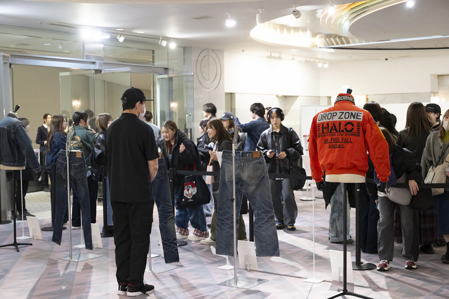 価値あるヴィンテージコレクションを前に、来場者は興奮しきりだった