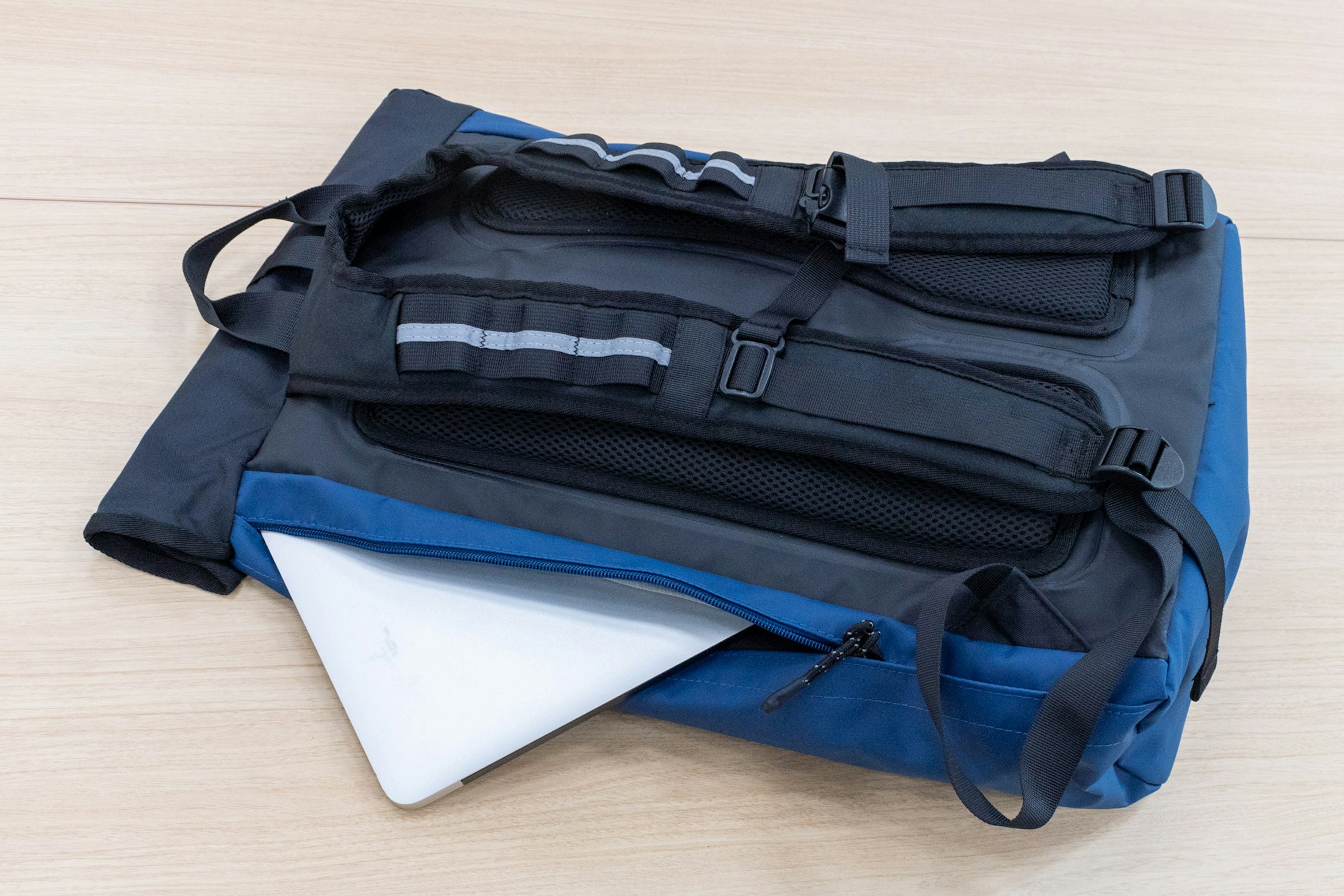 It's possible for business use too, thanks to a zipper pocket on the side that can hold A4-sized documents.