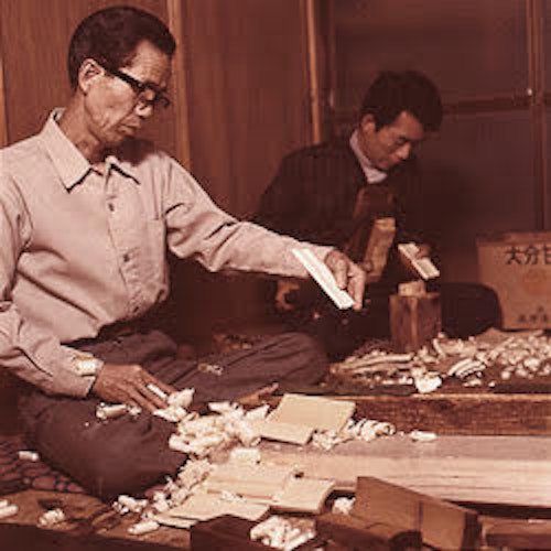 創業当時の祖父・亀一さんと父・清司さんの制作風景
