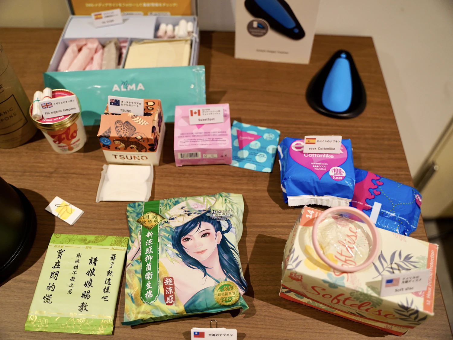 Various menstrual-related products that are also used overseas were displayed in a corner of the venue