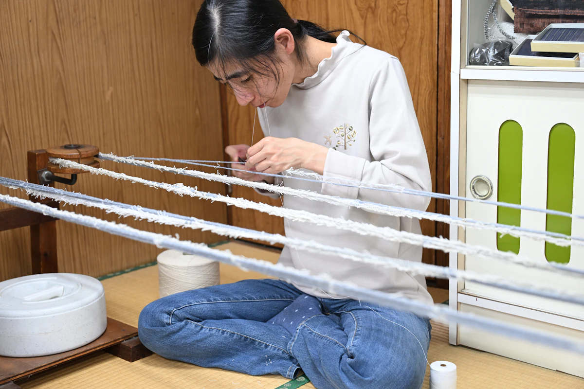 図案に合わせて糸を括る「絣括り」の様子