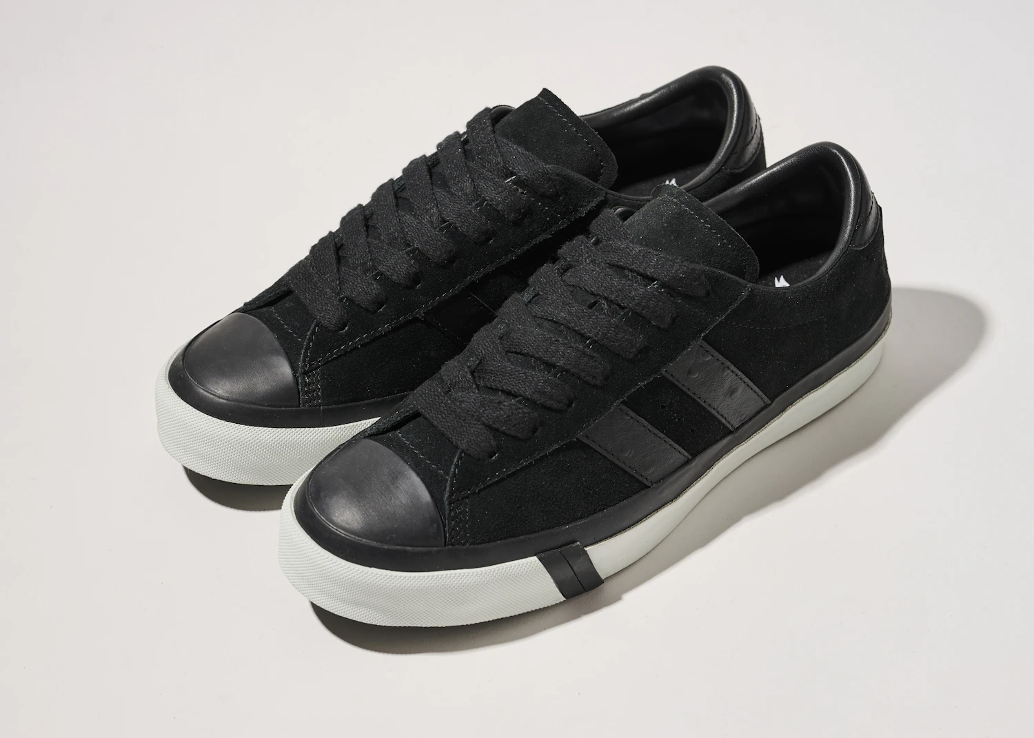 ヴィンテージのディテールを追求しながら進化を遂げた、オールドスクールスタイルの新定番をベースとしたトリプルコラボ。17,600円(税込)