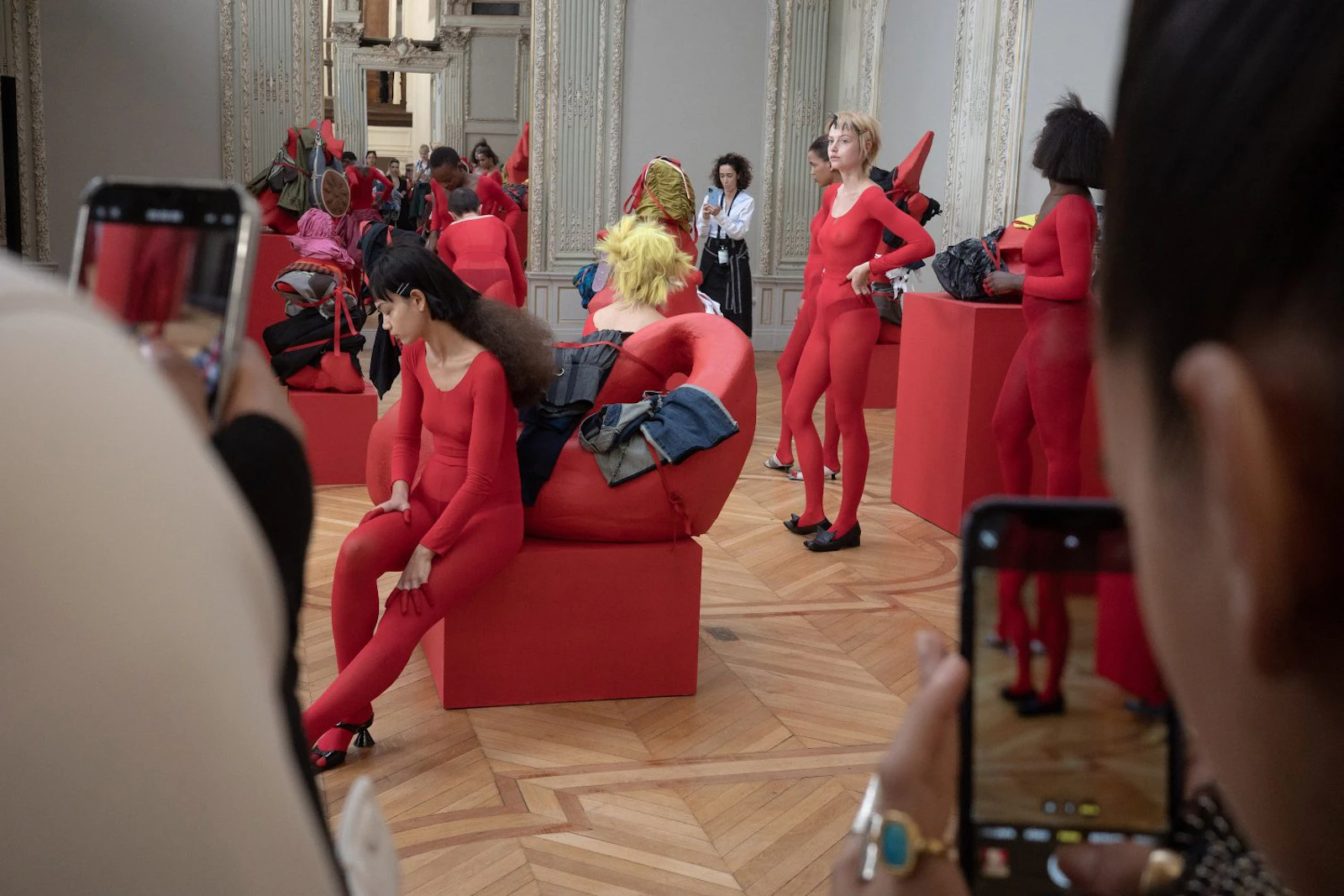 大胆な色、質感、型にはまらない形を洋服に：Paula Canovas del Vasの 