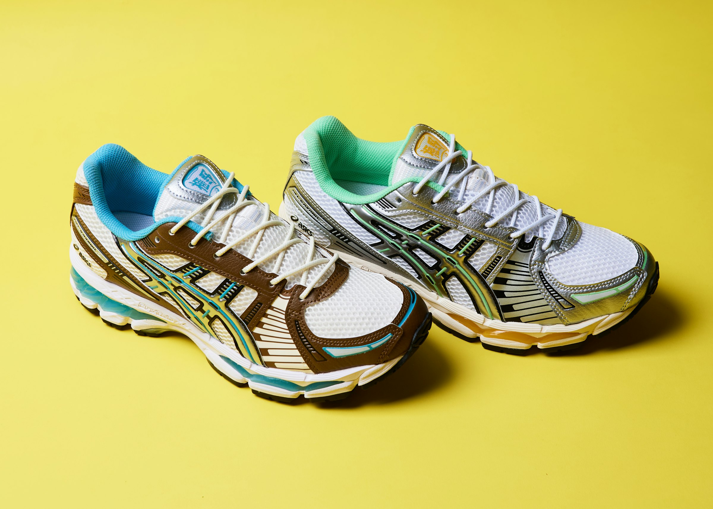 「ゲルカヤノ12」のアッパーに「ゲルニンバス17」のアウトソールを組み合わせた独自のシルエットが特徴的な「ゲルカヤノ12.1」。ミッドソールには長距離ランニング中の快適性を考慮して設計されたソールを採用している。各22,000円（税込）