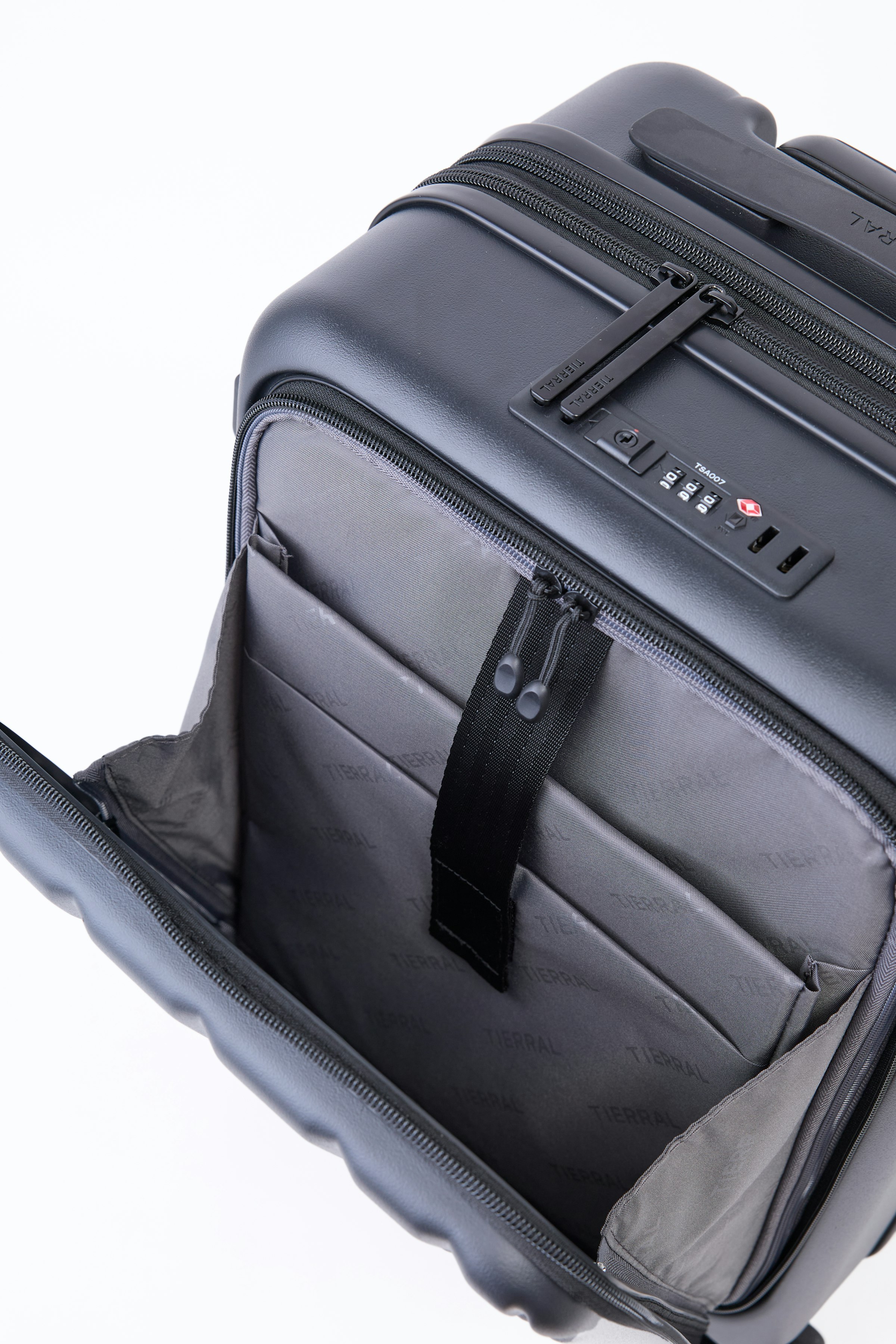 フロントが大きく開くので、パソコンなどの出し入れもスムーズ