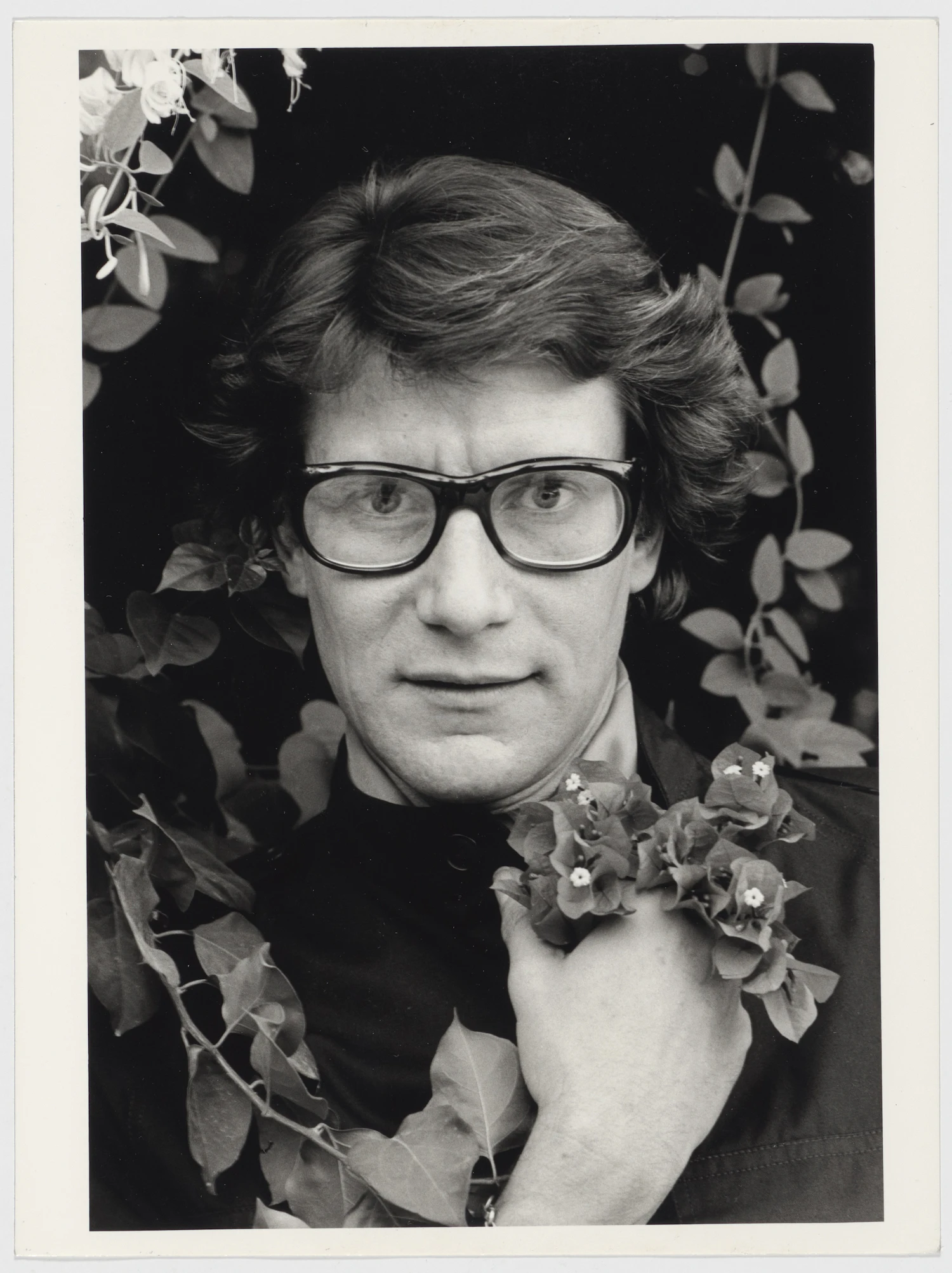 Yves Saint Laurent dans le jardin de Dar es Saada, Marrakech, 1976  Photographie de Pierre Boulat  © Pierre Boulat 