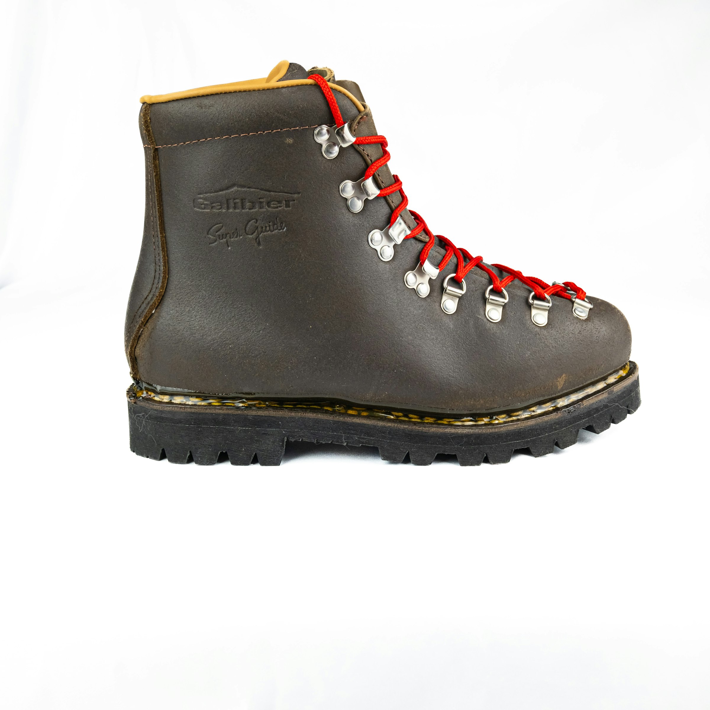 欧州スタイルの登山靴の手本というべき「スーパーガイド」は、フランス本社に所蔵されている1940年代製の一足だ