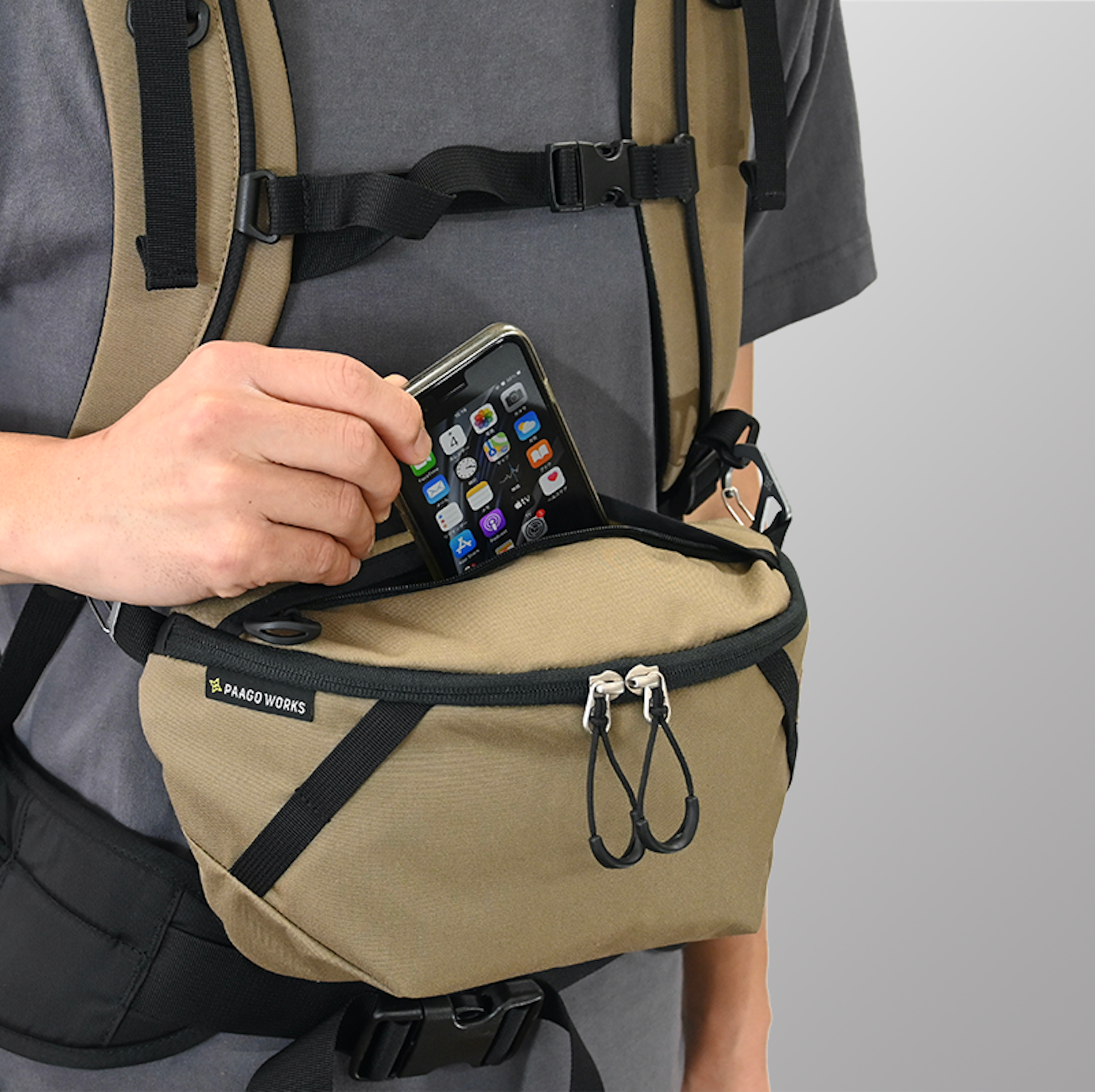 The pocket on the body side is compact, and the structure allows the front side to be used relatively comfortably. The surface design is subdued, but there is a practical gear loop (where carabiners, etc. can be attached)