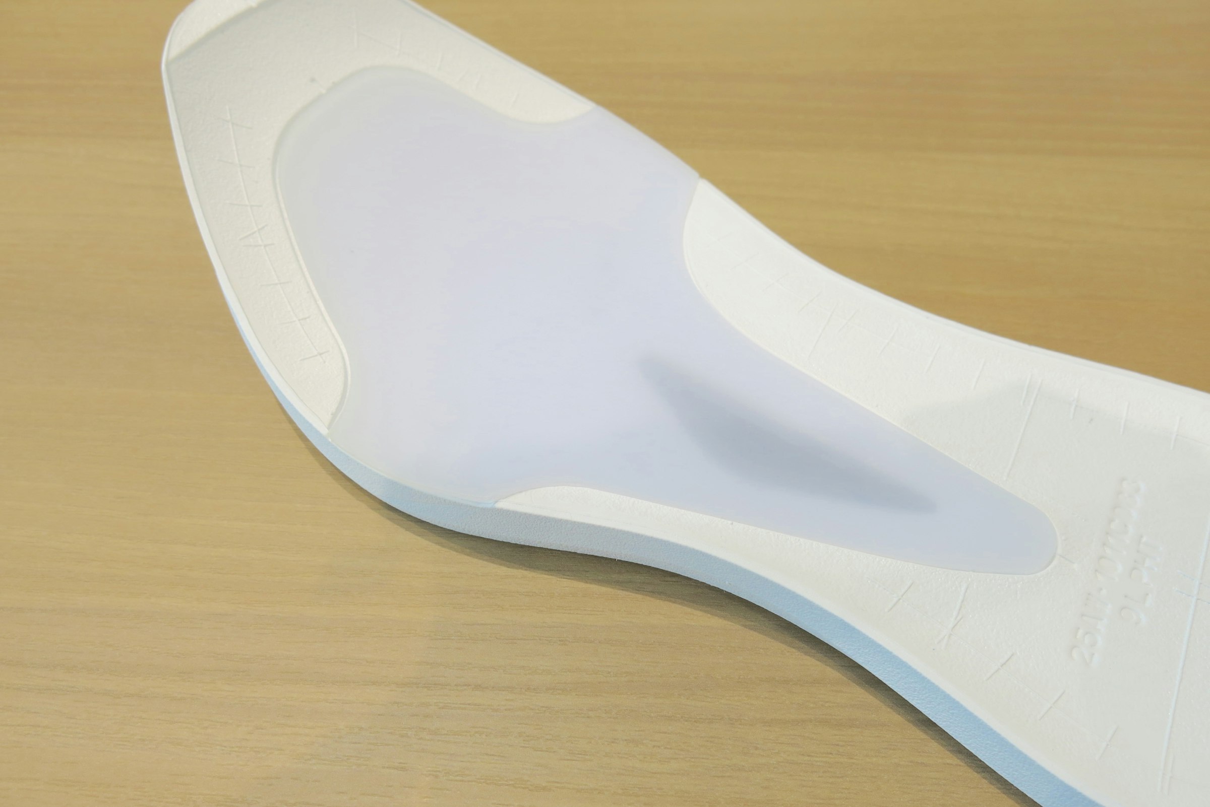 ミッドソール内部にPEBA製プレートを搭載。形状もユニークだ