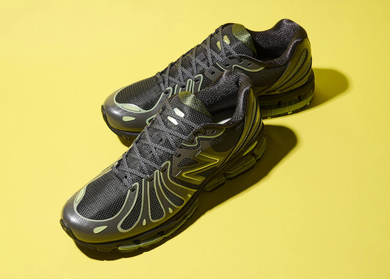 高いクッション性、衝撃吸収性、反発弾性や耐久性に優れるポッド仕様の「ABZORB SBS」がソール全体に配置された新作「U1890」。洗練されたデザインも見逃せない。26,950円（税込）