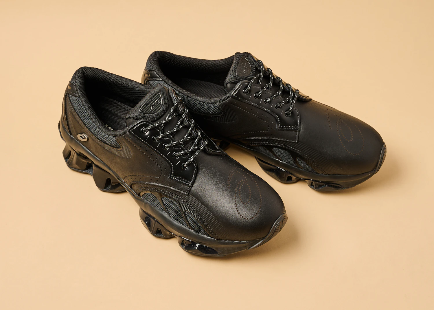 アッパー構造は伝統的なダービーシューズのデザインを反映しつつ、履き口と足のホールド感で快適性を追求した「ゲルキネティックSP」。各36,300円（税込）