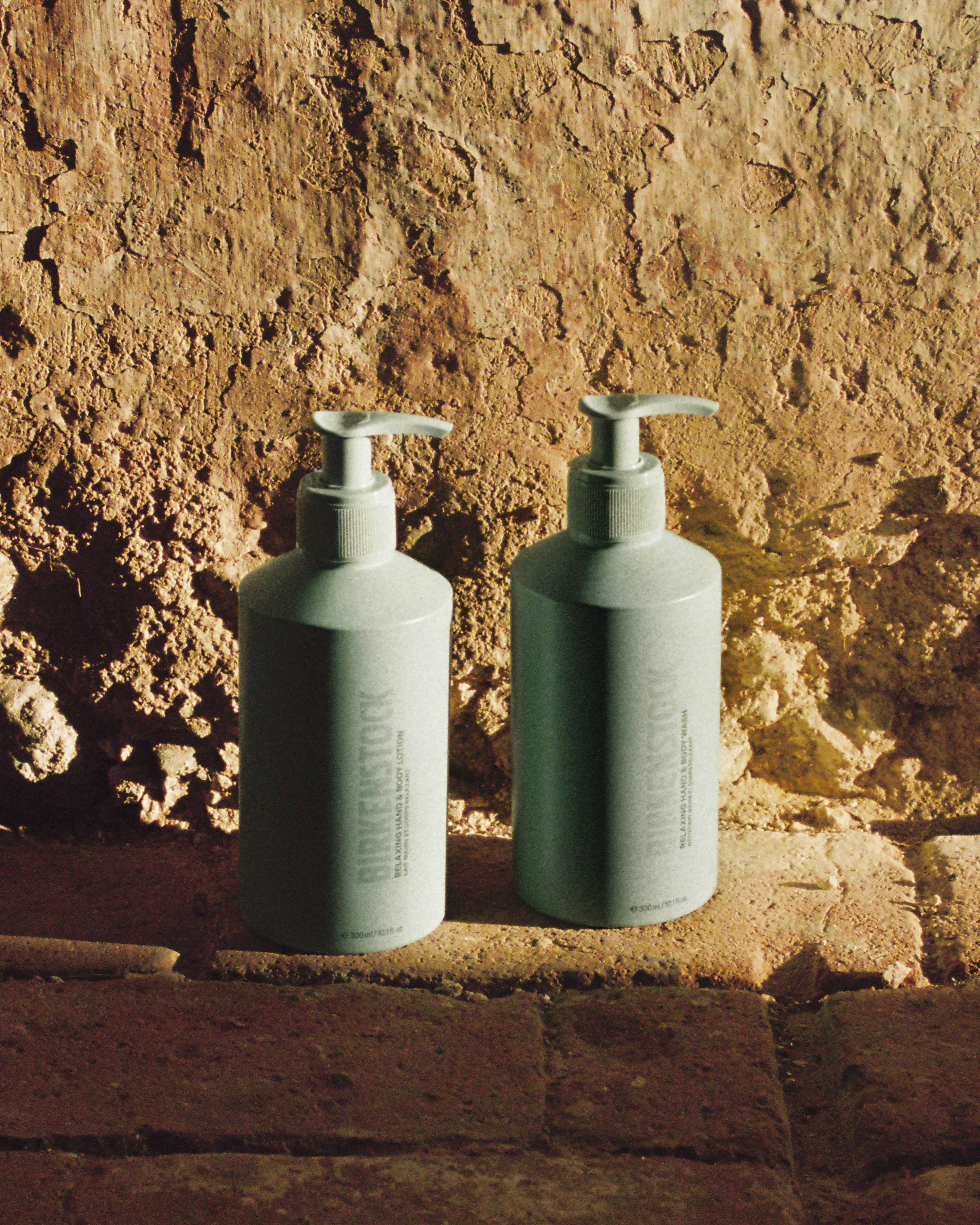 左から「ハンド＆ボディローション」300ml 6,380円（税込）、「ハンド＆ボディウォッシュ」300ml 4,840円（税込）