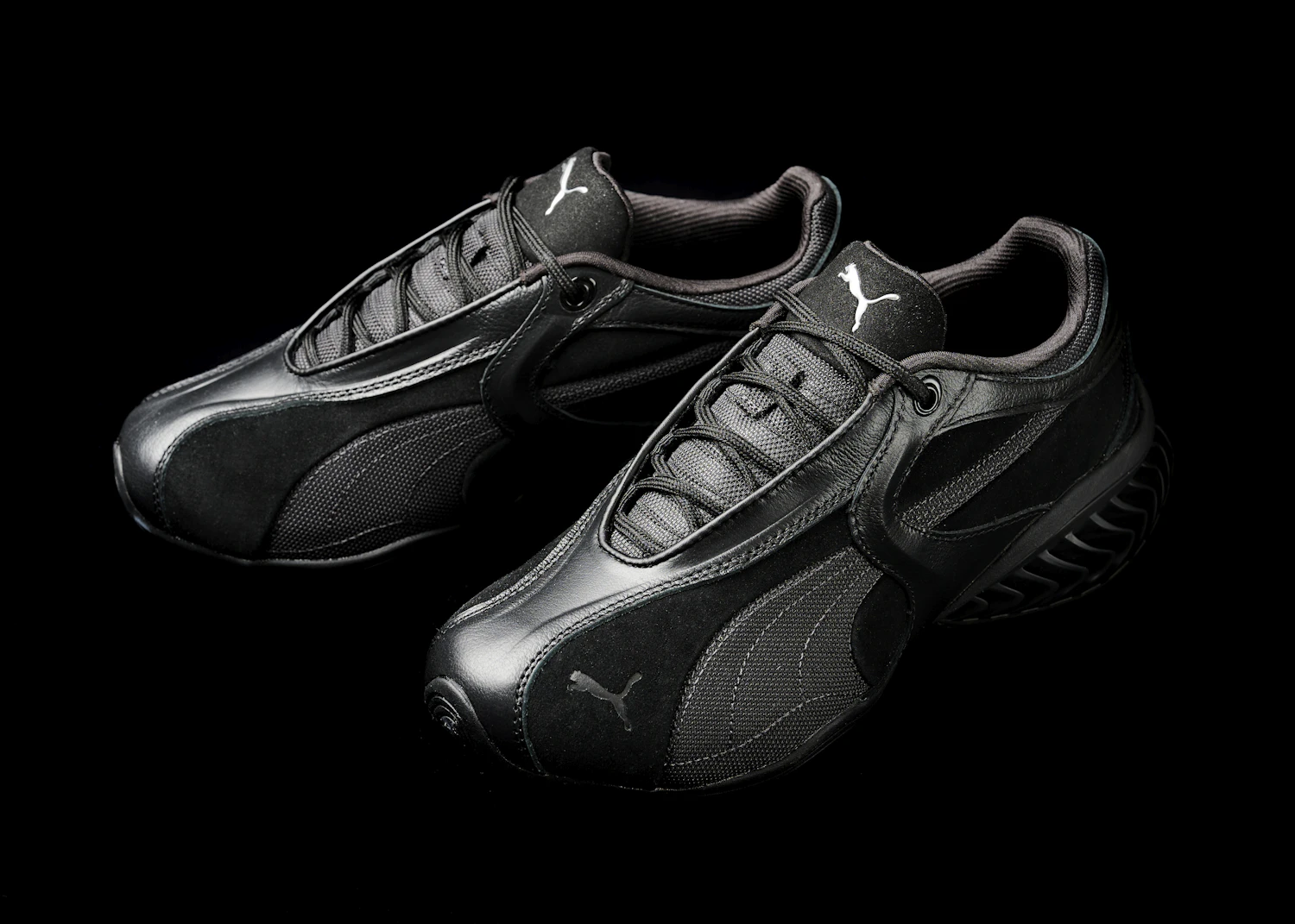 独自のルックスとクッショニングでスニーカーシーンに確かな存在感を築いたレガシーを受け継ぎながら、現代のライフスタイルにフィットするデザインへと進化を遂げた逸足。（参考商品）