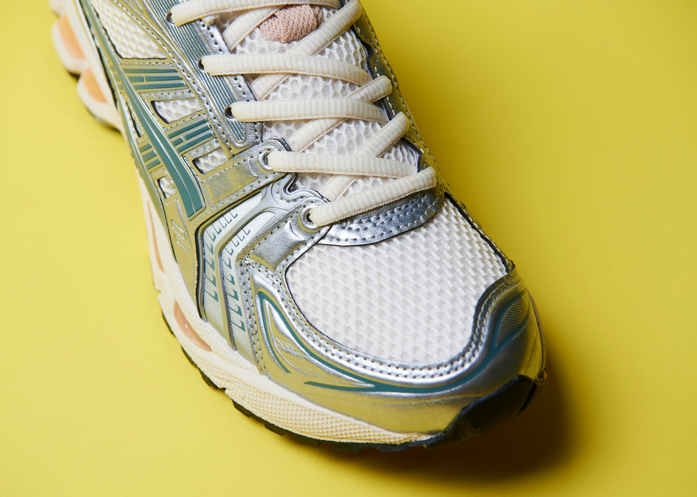 世界的に高い評価を得ている「ゲルカヤノ14」。新デザイナーの山下秀則さんは“閃光”をインスピレーションに、ストリートへ向けてオリジナルの美学はそのままに再定義した。19,800円（税込）