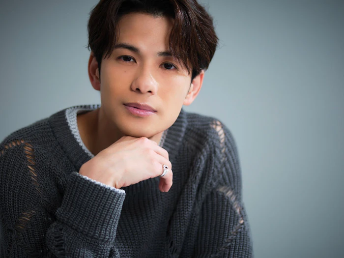 森崎ウィン「景色が色鮮やかになる」 “何もつけない”派だった僕がスキンケアにハマった理由