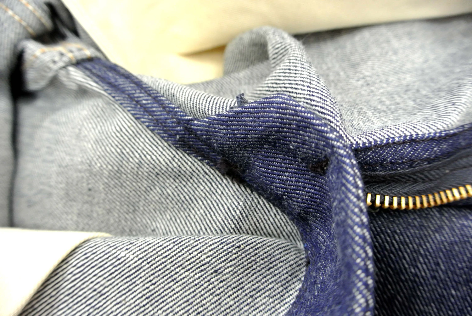 Wranglerの5ポケットデニムパンツの裏側。細部までこだわった縫製になっており前立裏にブランドネームタグがついているのも昔からの特徴だ