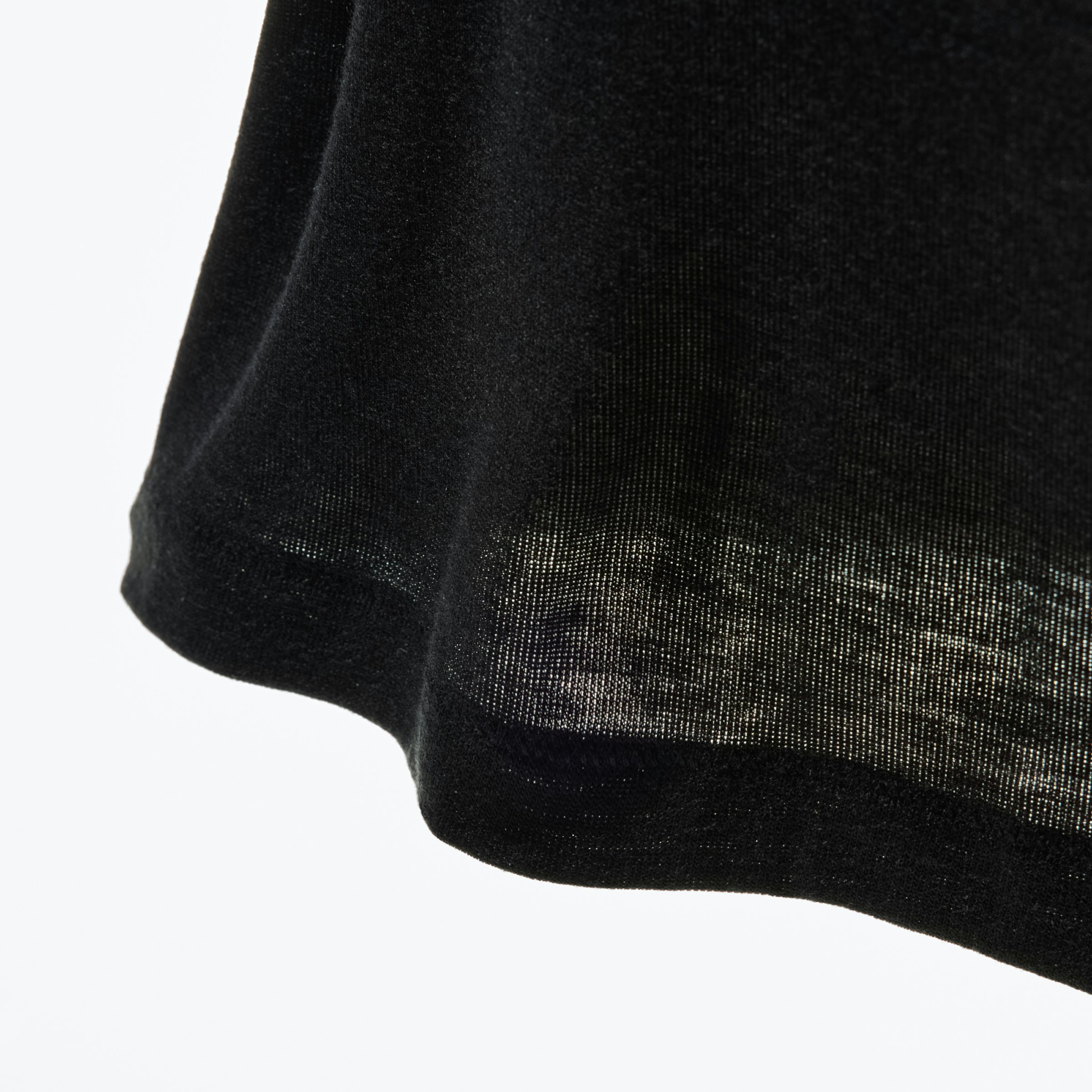 ほどよく透け感のある薄手素材は重ね着にも最適