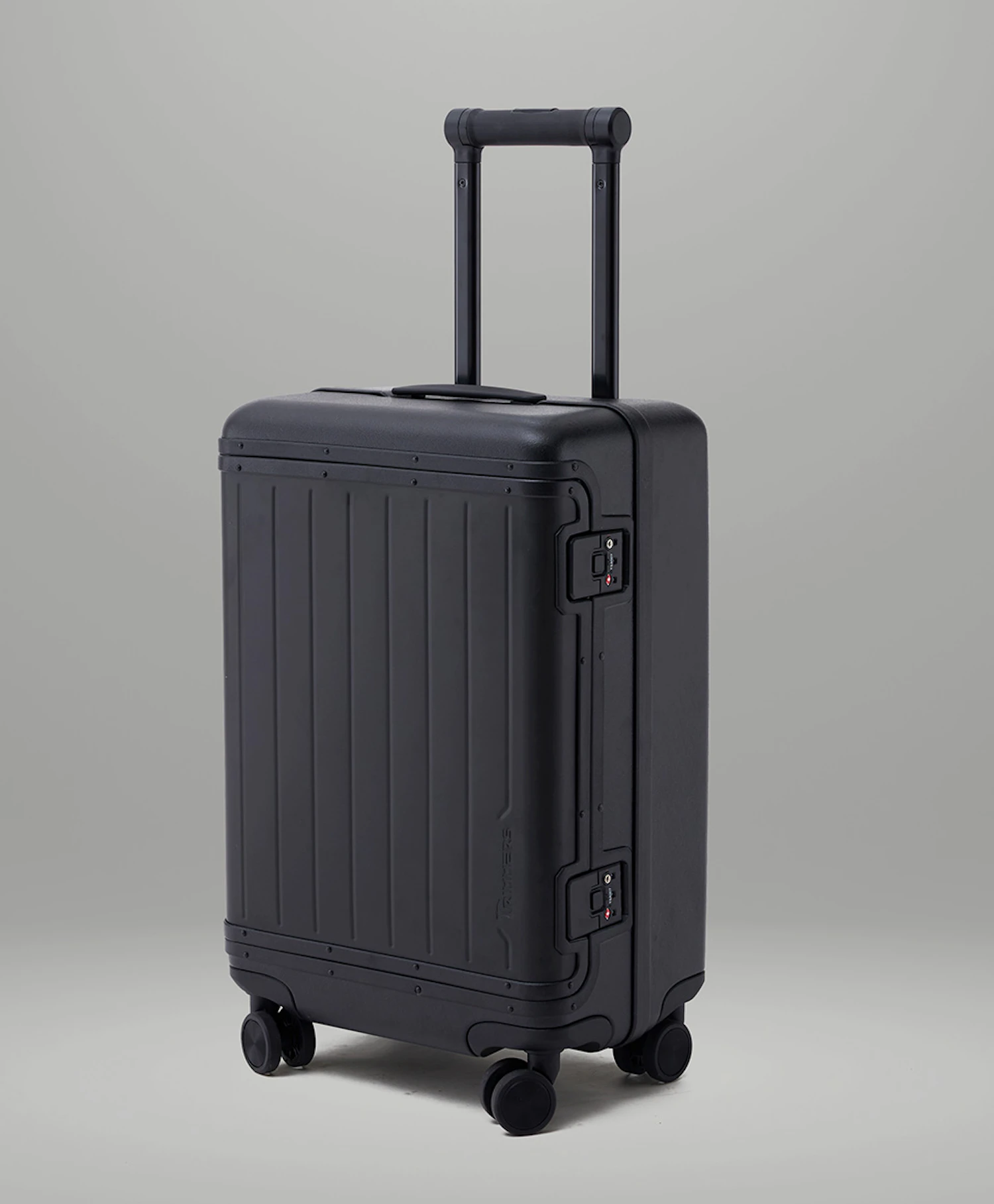 「Solstice Carry-on 22」W35 × H55 × D25cm（機内持ち込み可）、ハンドル高さ：104cm、容量：39L 49,800円（税込）