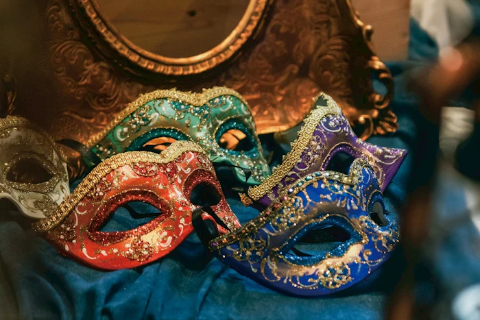 仮面舞踏会に誘われたら、どんな服を着る？秘密の一夜を共有するファッションの作法