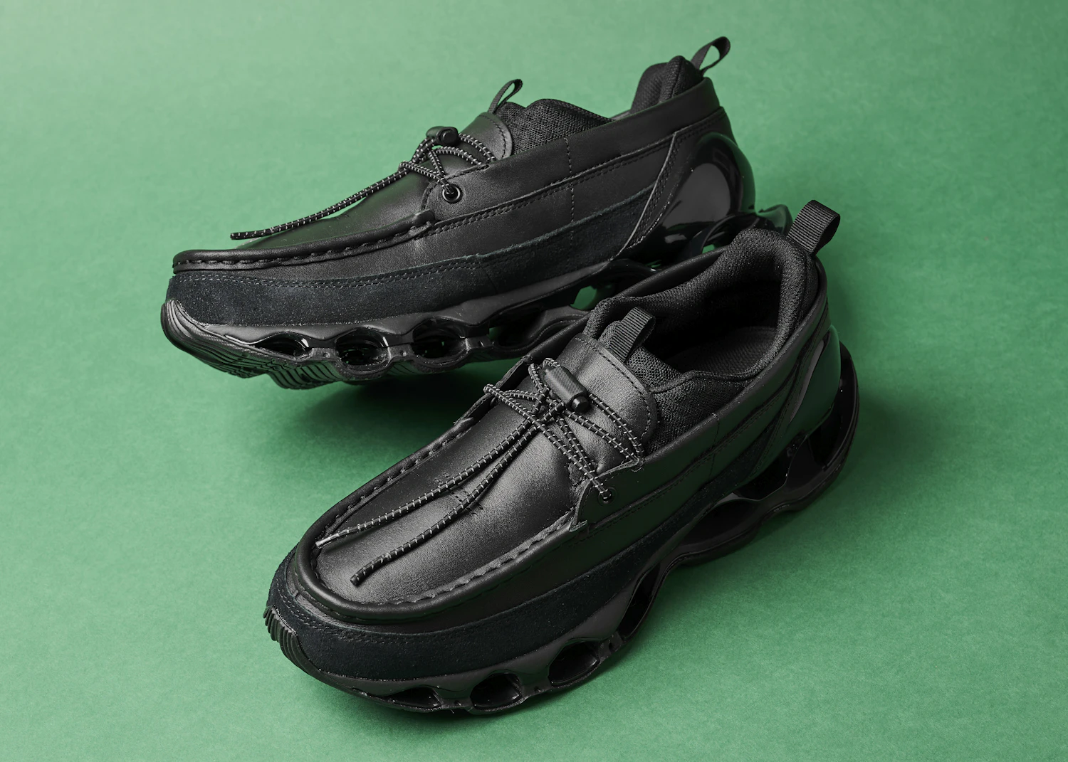 ブランド独自の「MIZUNO WAVE（ミズノウエーブ）」の進化系ソールユニット「INFINITY WAVE（インフィニティウエーブ）」を搭載し、クラシックなモカシンシューズのデザインを取り入れたハイブリッドシューズが満を持してリバイバル（参考商品）