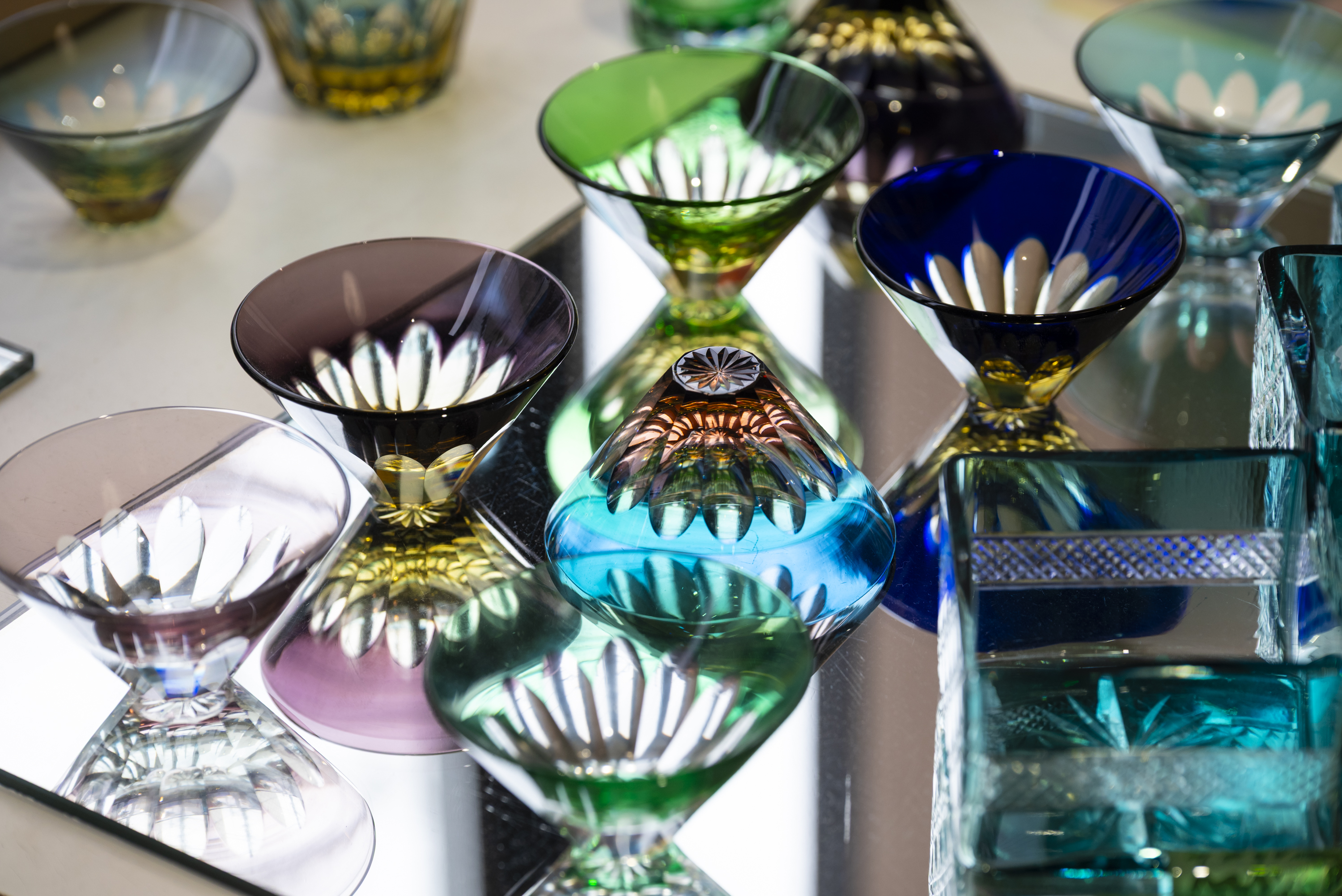 色を重ね、時を紡ぐ──中金硝子が支える江戸切子の表現 | fashion