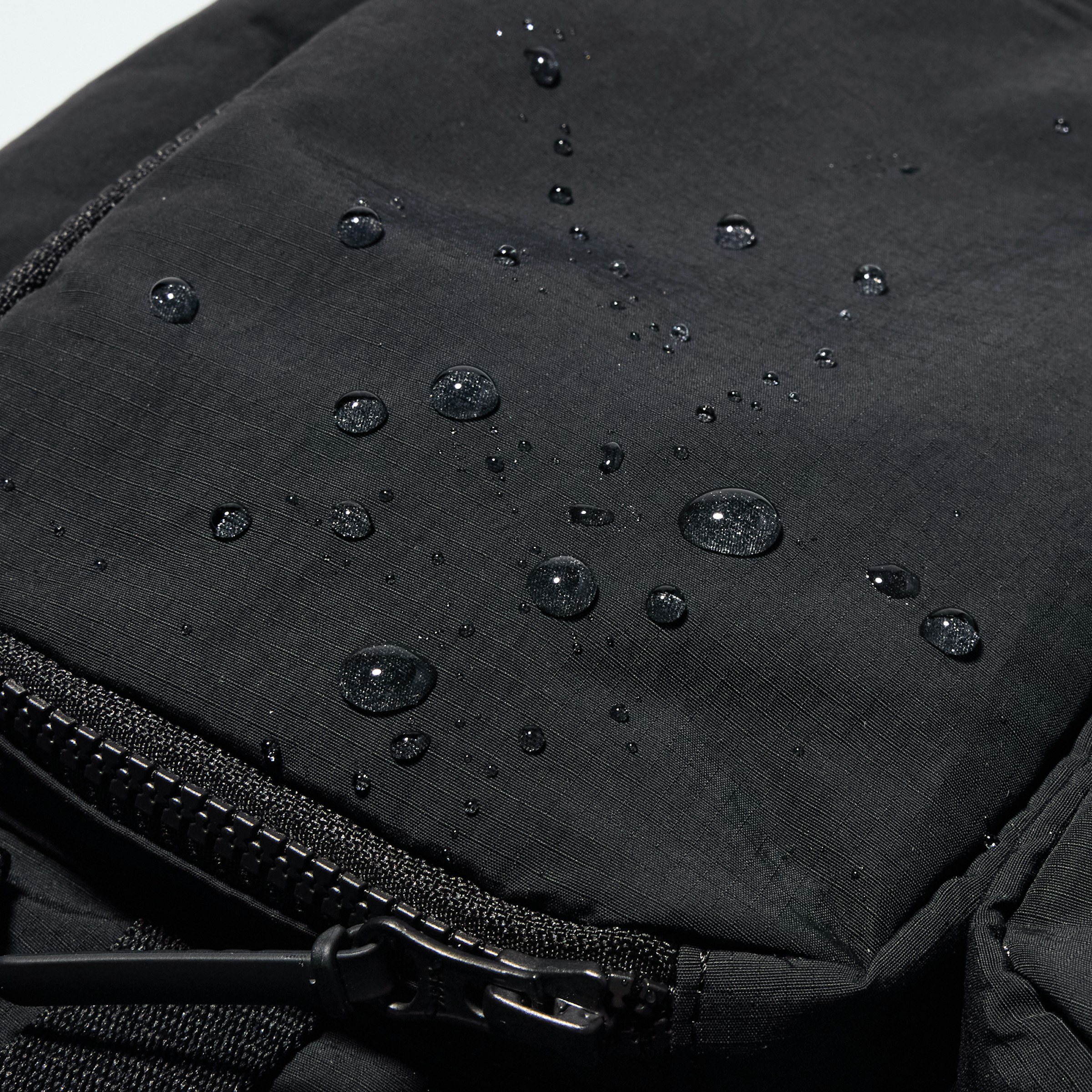 ハードユースにも耐えるリップストップ生地を採用