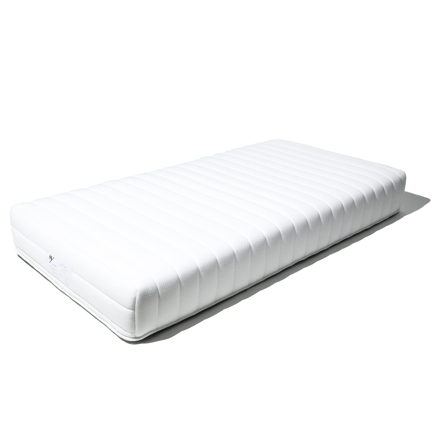 Categorized under "SLEEP," the mattress features a unique eight-layer structure and double-cushion coil structure. The eight layers include "Photon®" material that maintains a comfortable temperature, odor-eliminating, and insect-repellent materials, and high-density urethane to ensure ventilation to reduce stuffiness. Single size priced at 220,000 yen (tax included)