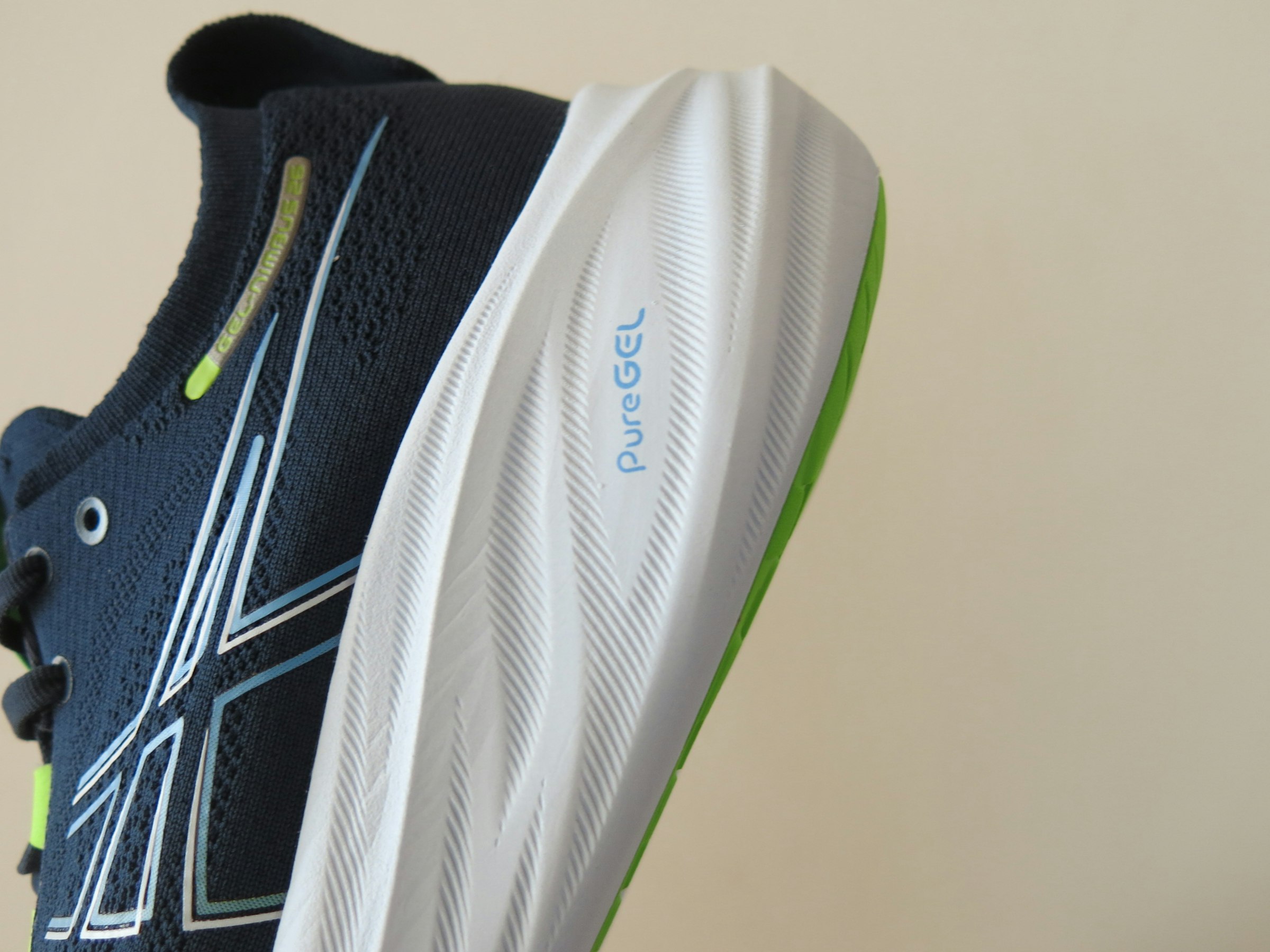 A more sharply designed midsole. The foam material is FF BLAST PLUS ECO, and PureGEL is incorporated into the heel.