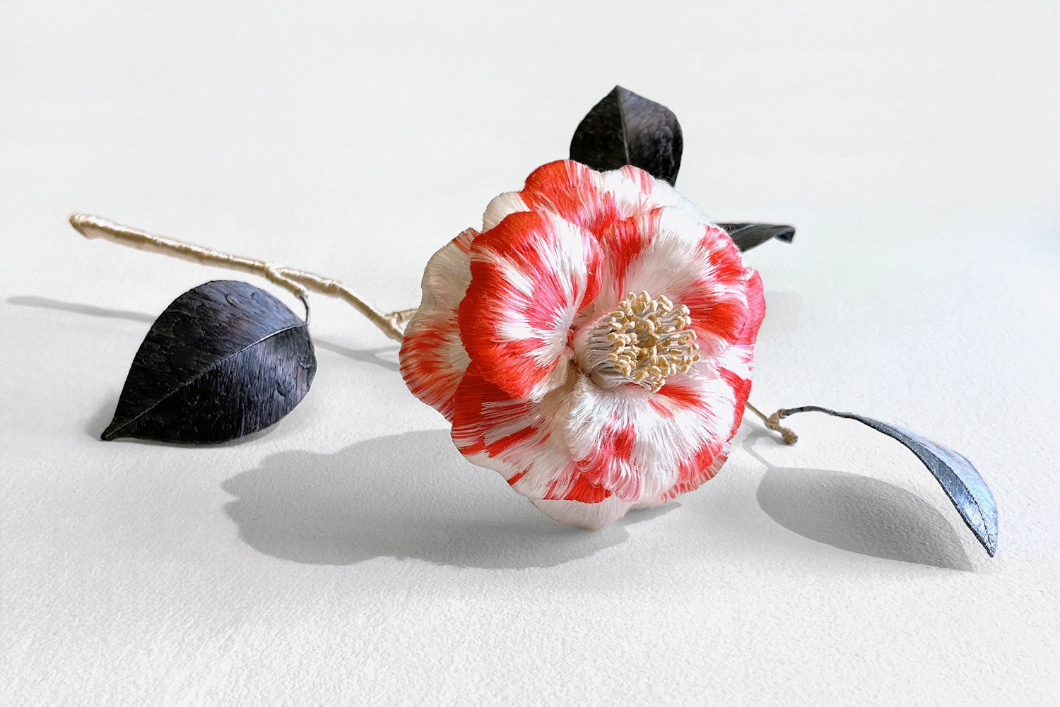 日常の美を縫い映す立体刺繍：家長百加が放つエクレクティックな魅力