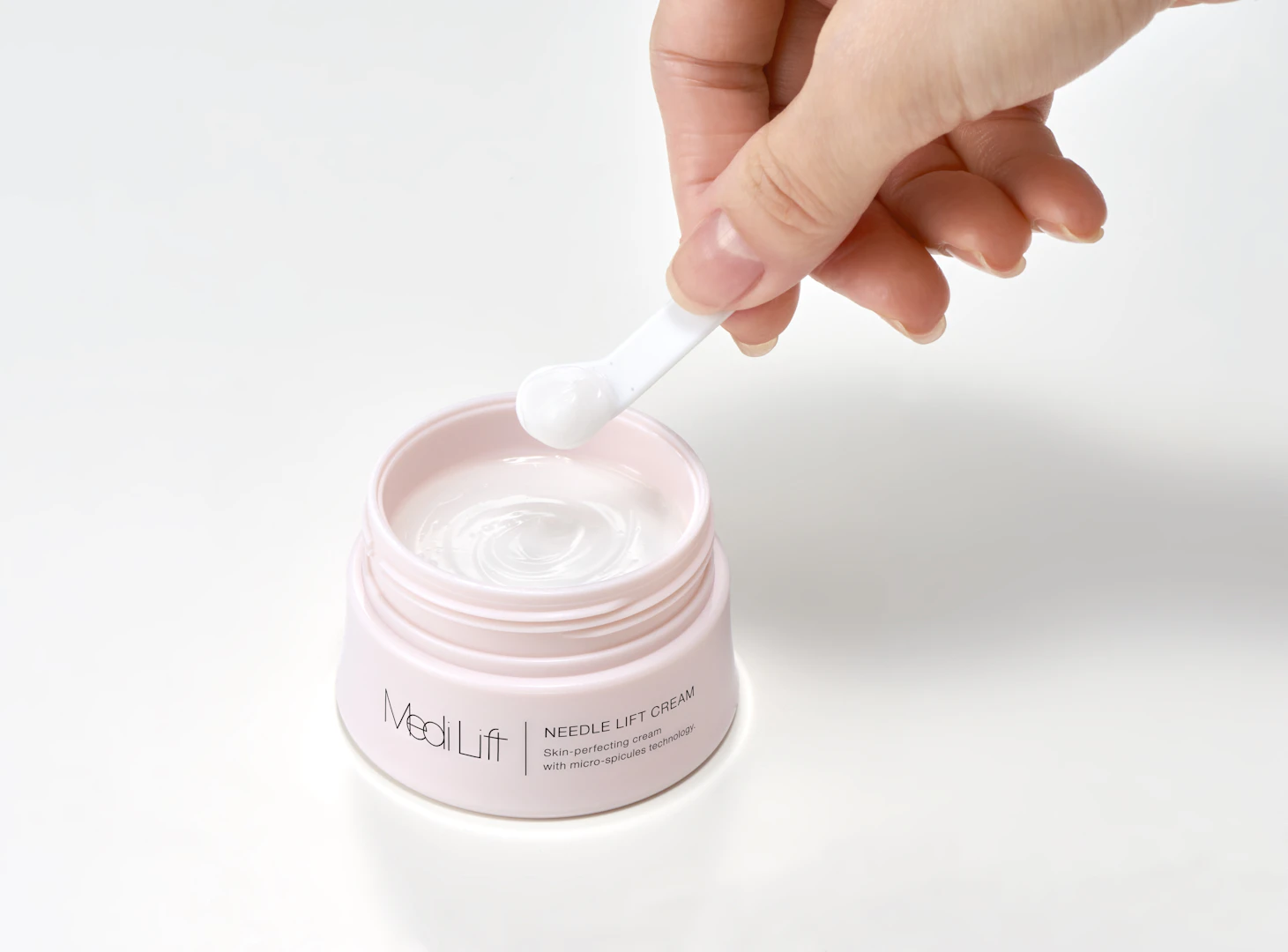 約100万本のニードルで美容成分を “刺す” 60万ヒットの「ニードル