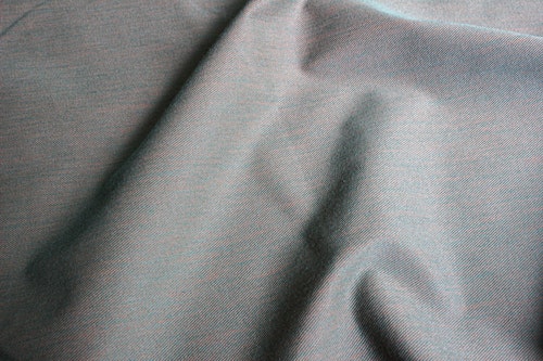 ハリ感や光沢のある織物のような生地