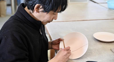 砥部焼・和将窯が生み出す新しいリズム エチュード模様の器