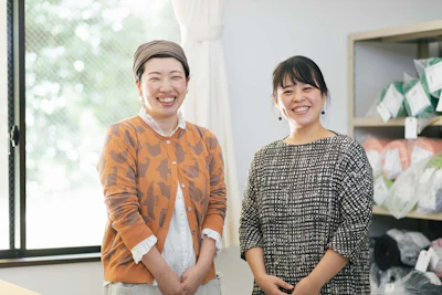 Left）Rina Yanagisawa, Right）Shoko Handa