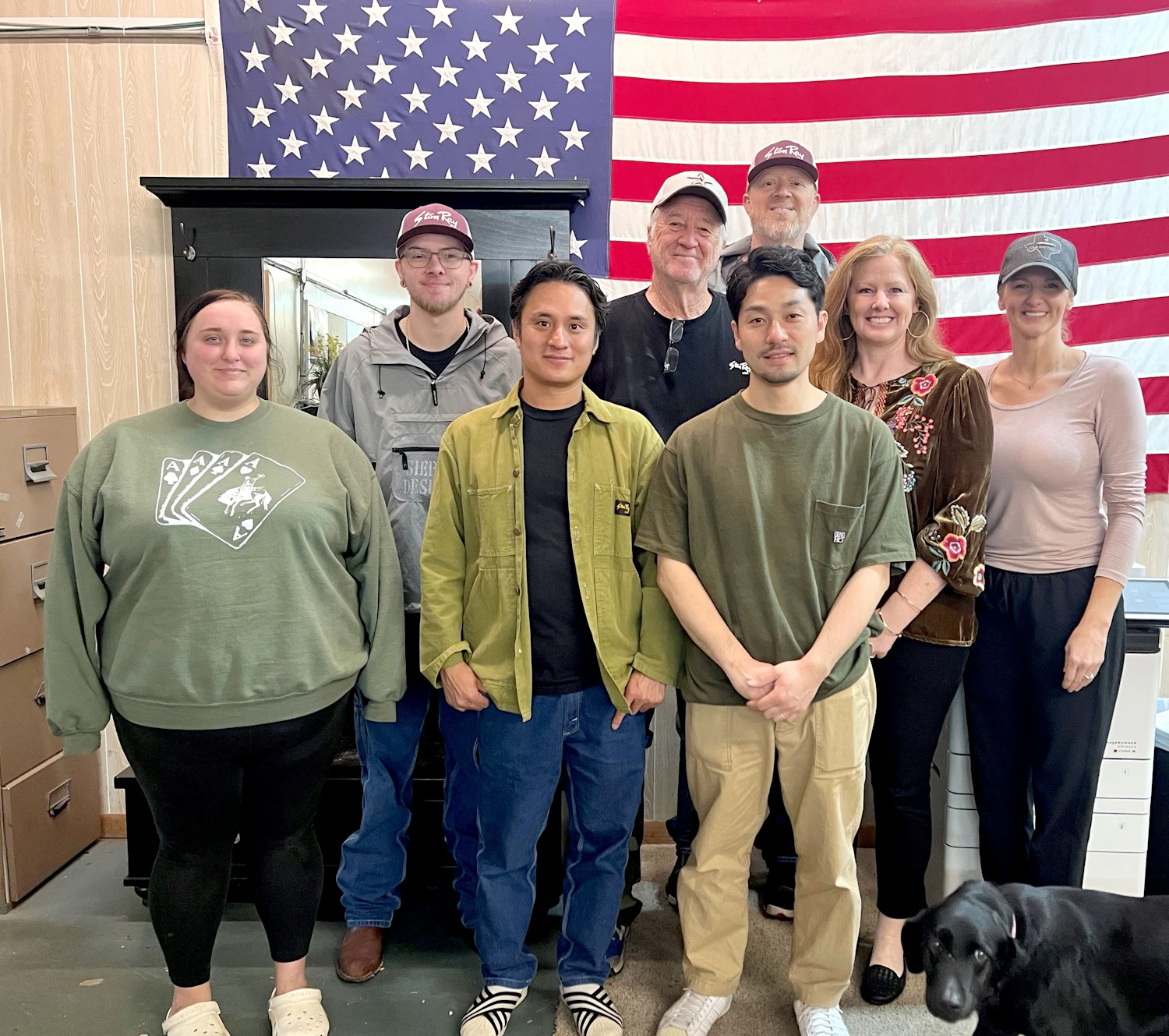 Earl's Apparel headquarters in Texas, USA. Larry, who is the representative, is in the center of the second row; Sasai is on the right in the front row.